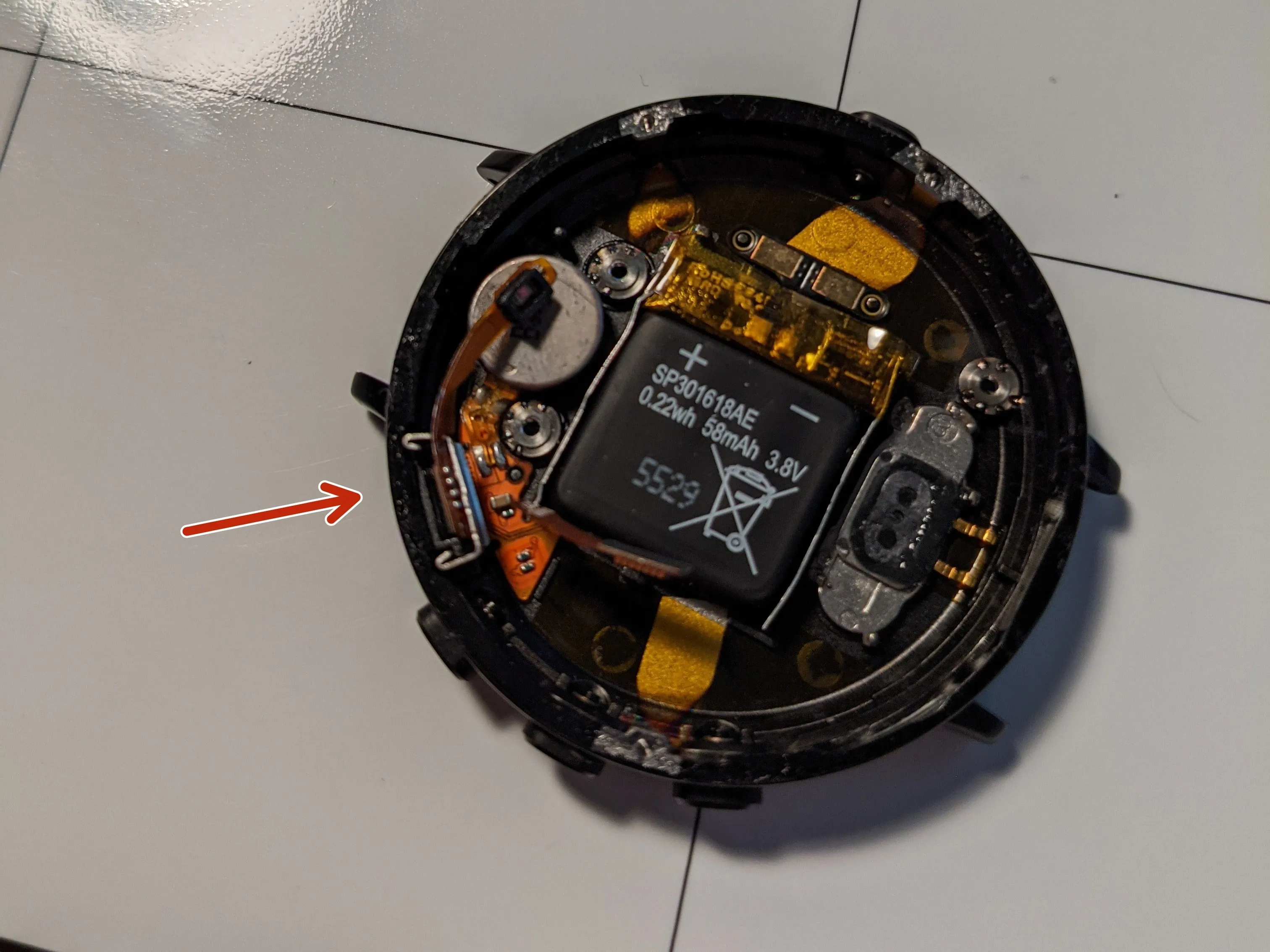 Pebble Time Round Teardown, удаление металлической клипсы: шаг 10, изображение 1 из 2