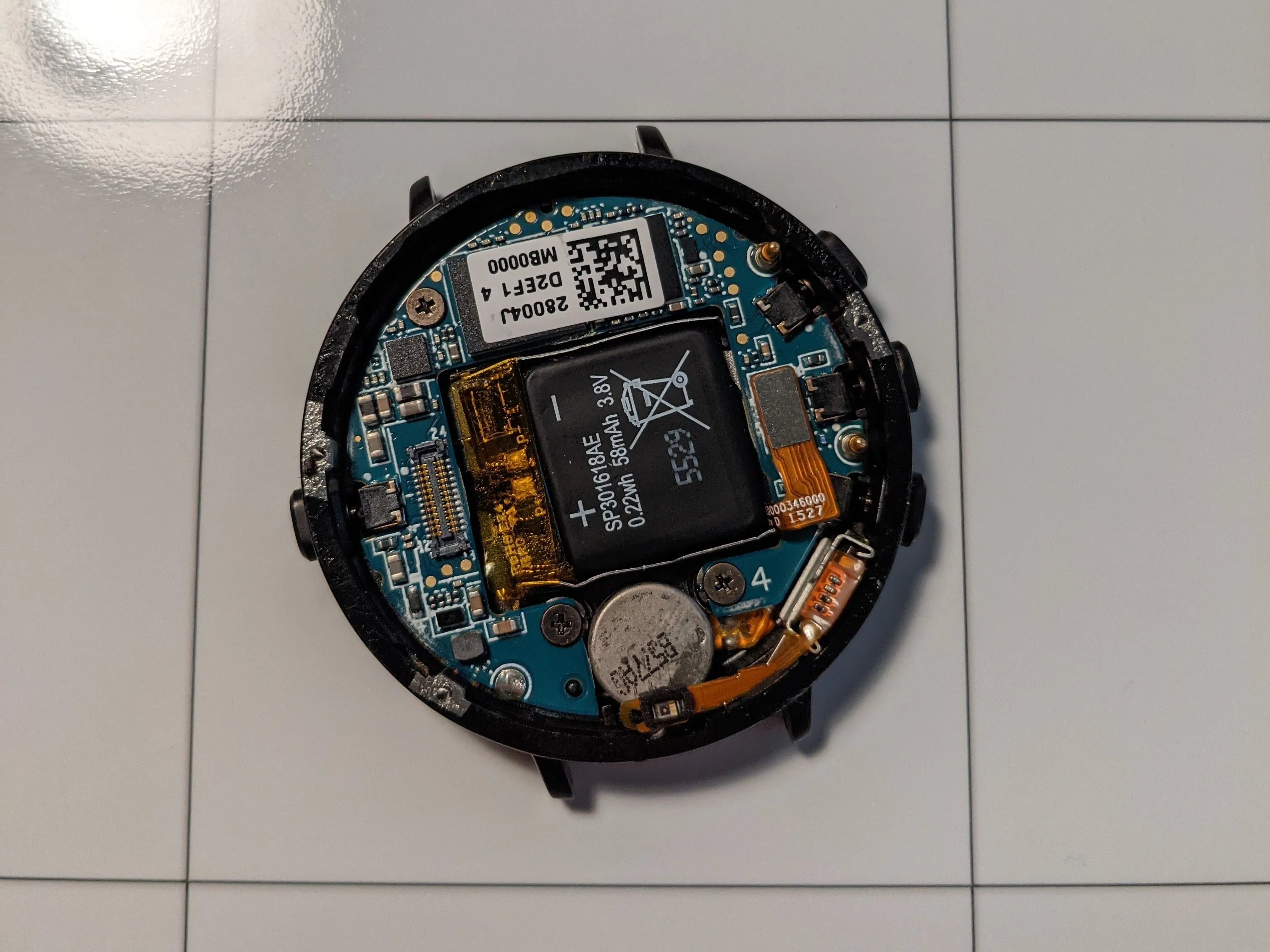 Pebble Time Round Teardown, извлечение материнской платы: шаг 8, изображение 1 из 3