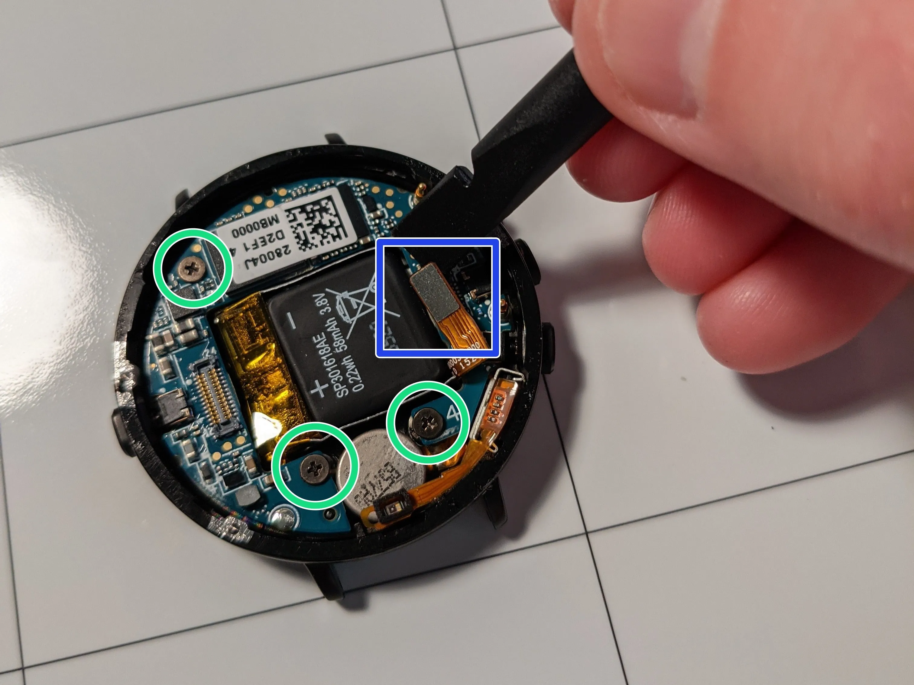 Pebble Time Round Teardown, извлечение материнской платы: шаг 8, изображение 2 из 3