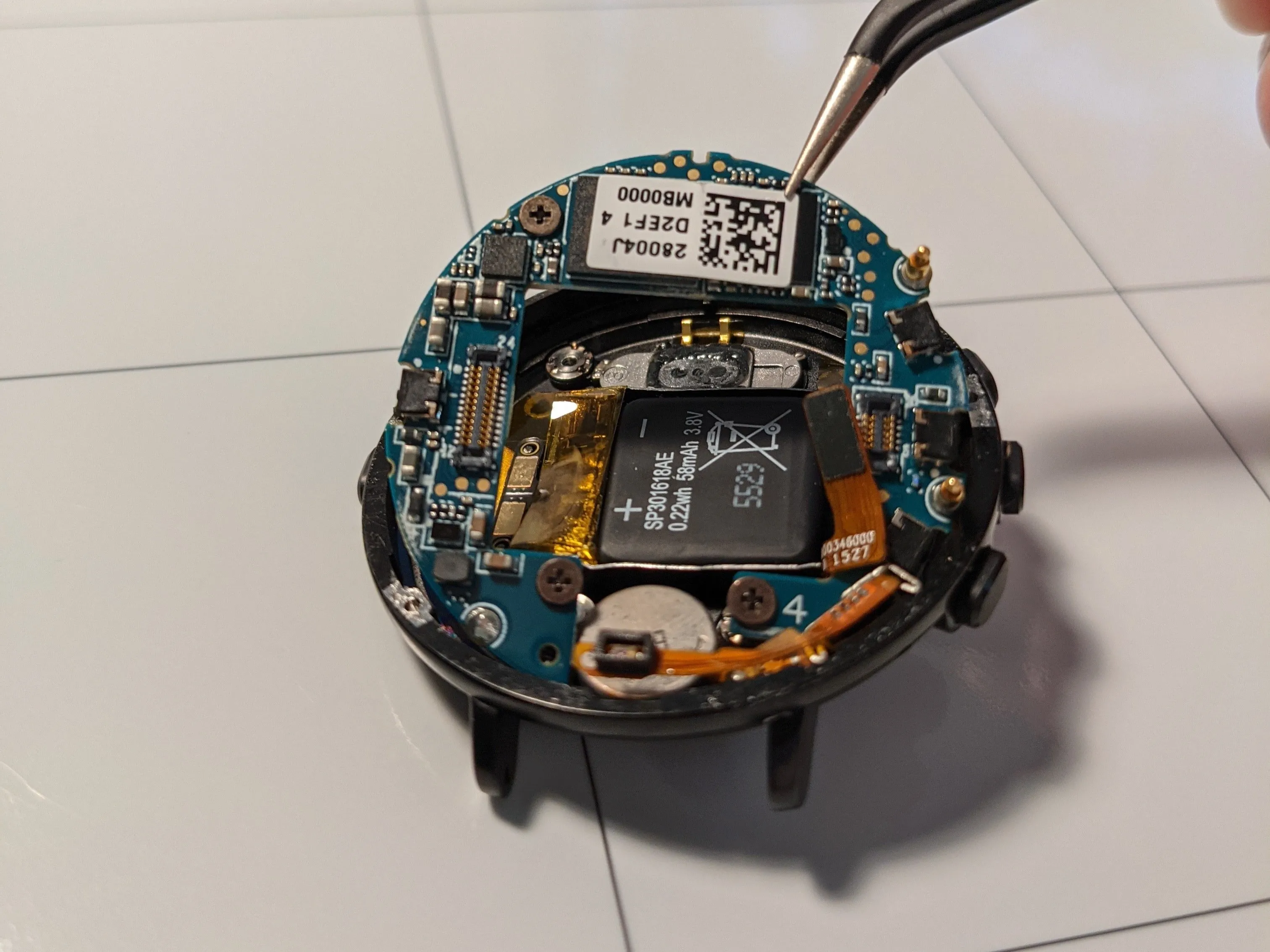 Pebble Time Round Teardown, извлечение материнской платы: шаг 8, изображение 3 из 3