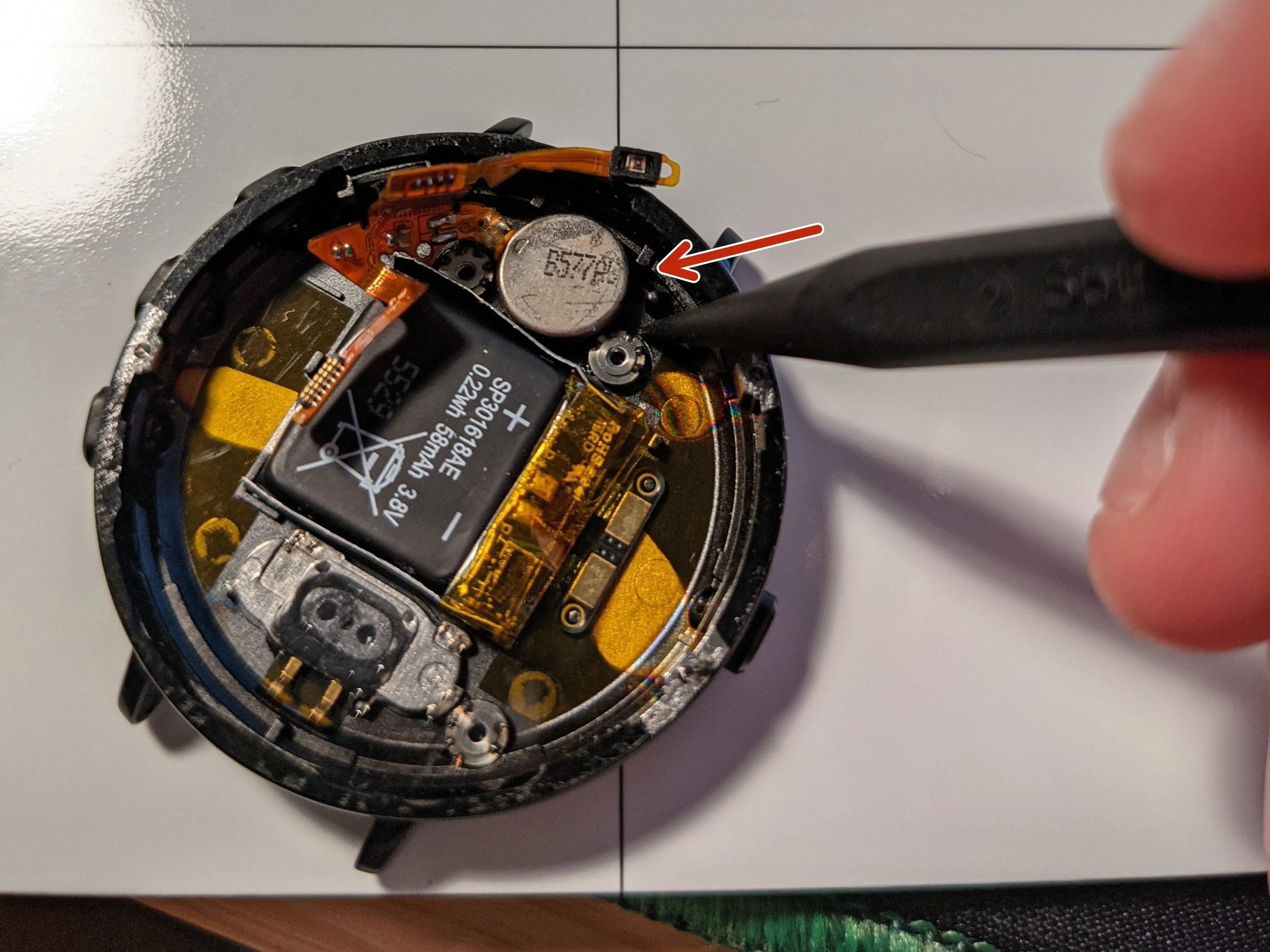 Pebble Time Round Teardown, извлечение вибромотора: шаг 11, изображение 1 из 2