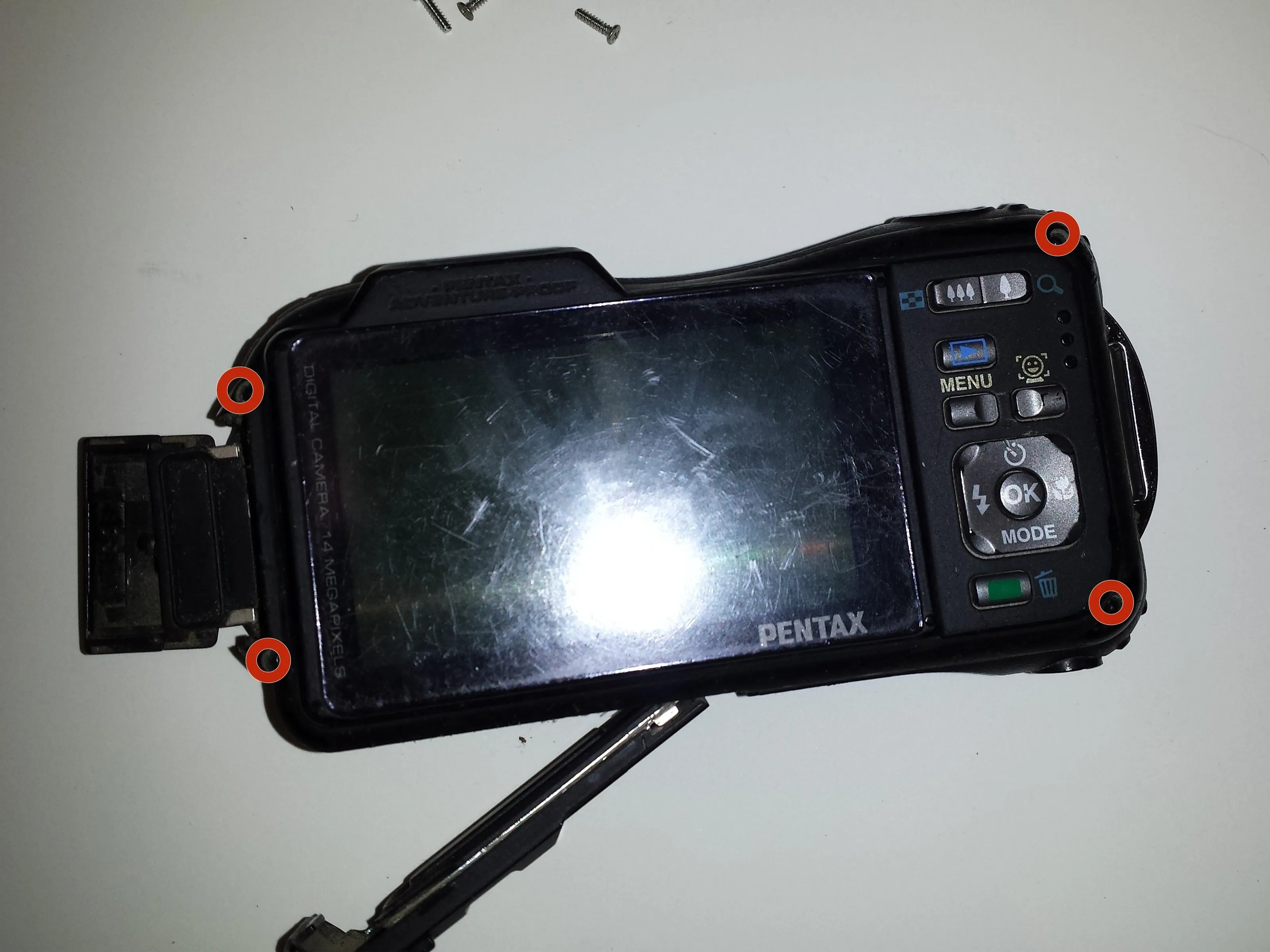 Разбор Pentax Optio WG-1 GPS: шаг 2, изображение 2 из 3