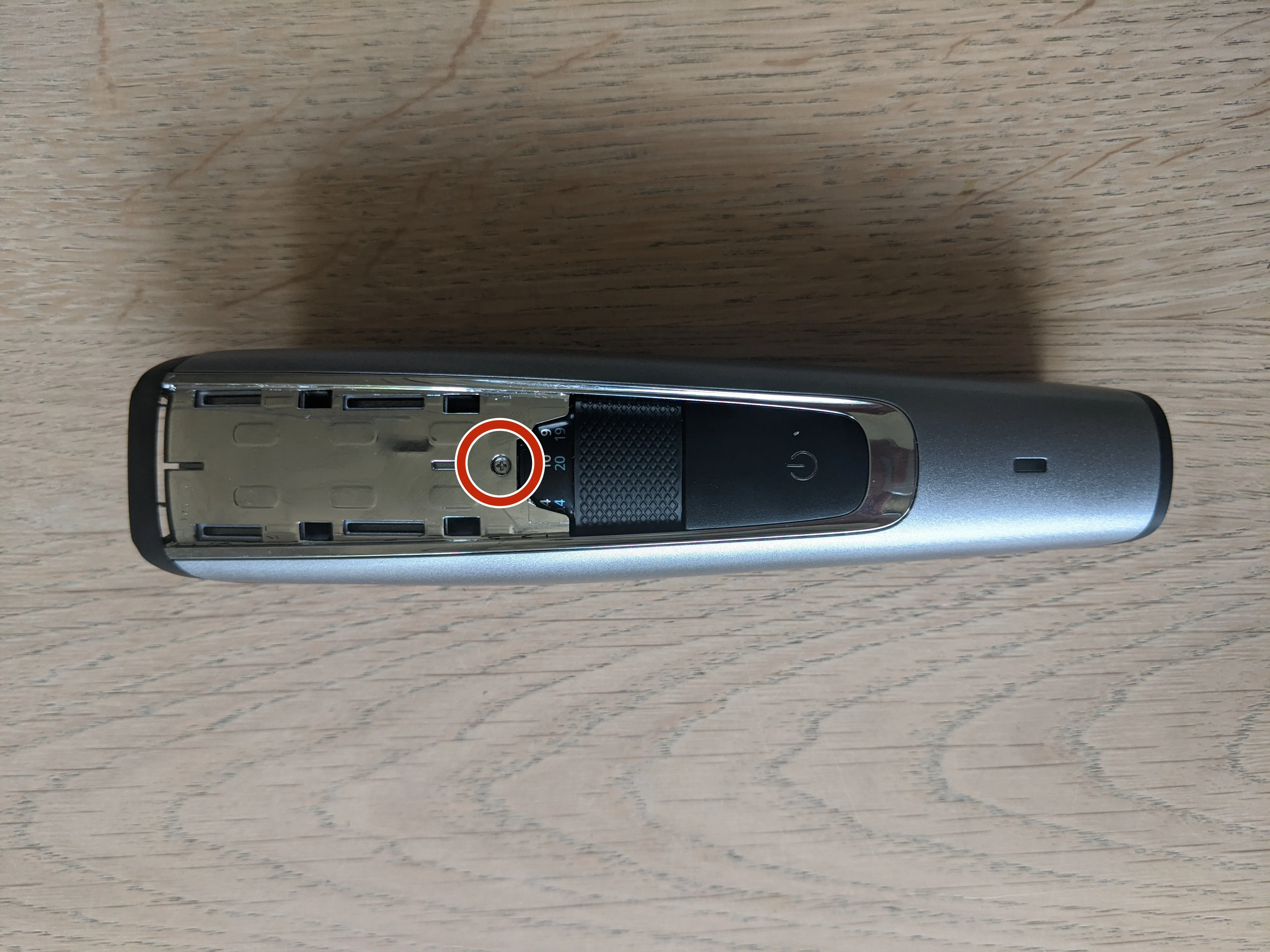 Philips Beardtrimmer 5000 series Разборка, снятие нижней панели: шаг 3, изображение 1 из 3