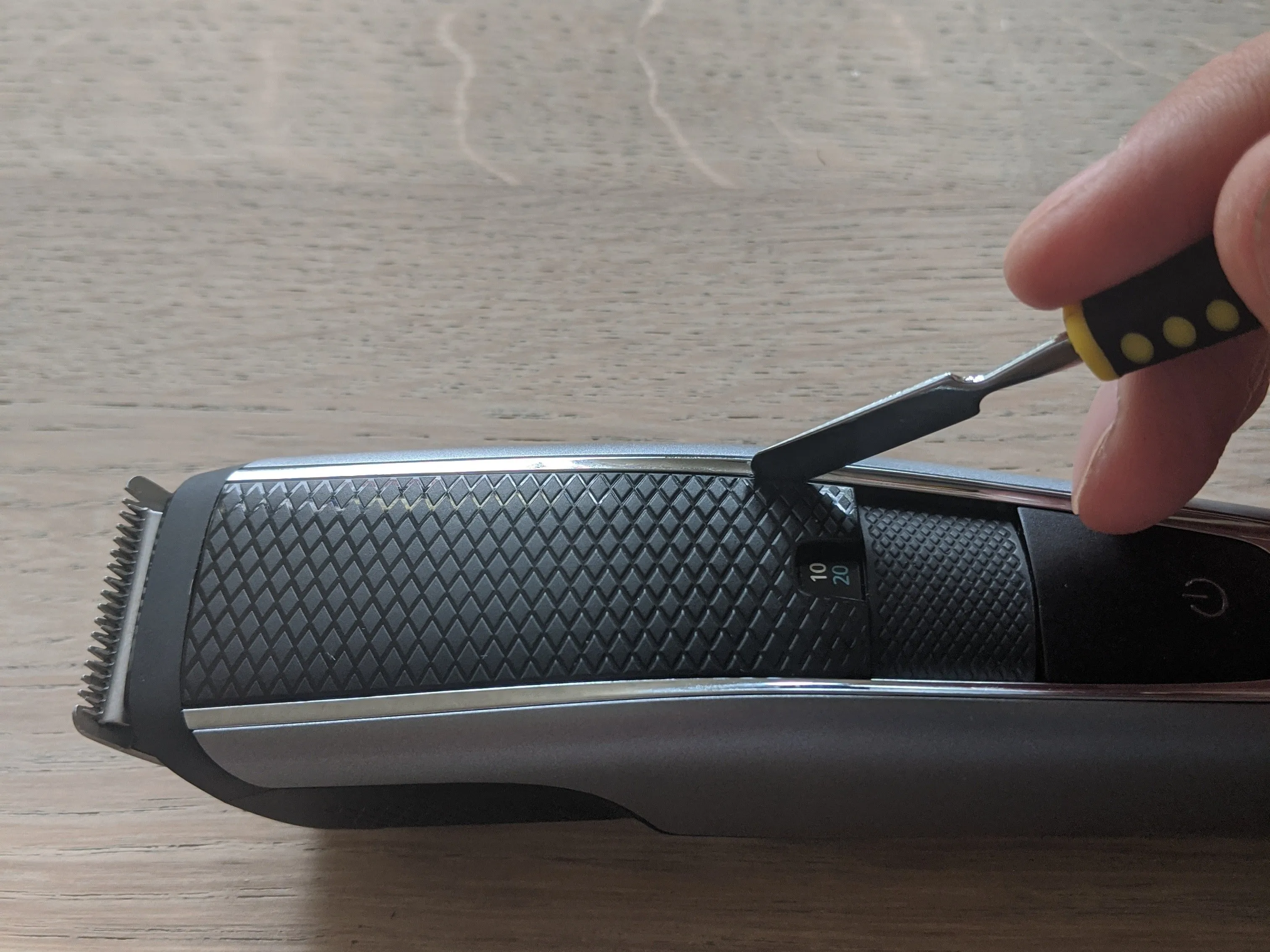 Philips Beardtrimmer 5000 series Разборка, снятие верхней крышки: шаг 2, изображение 1 из 3