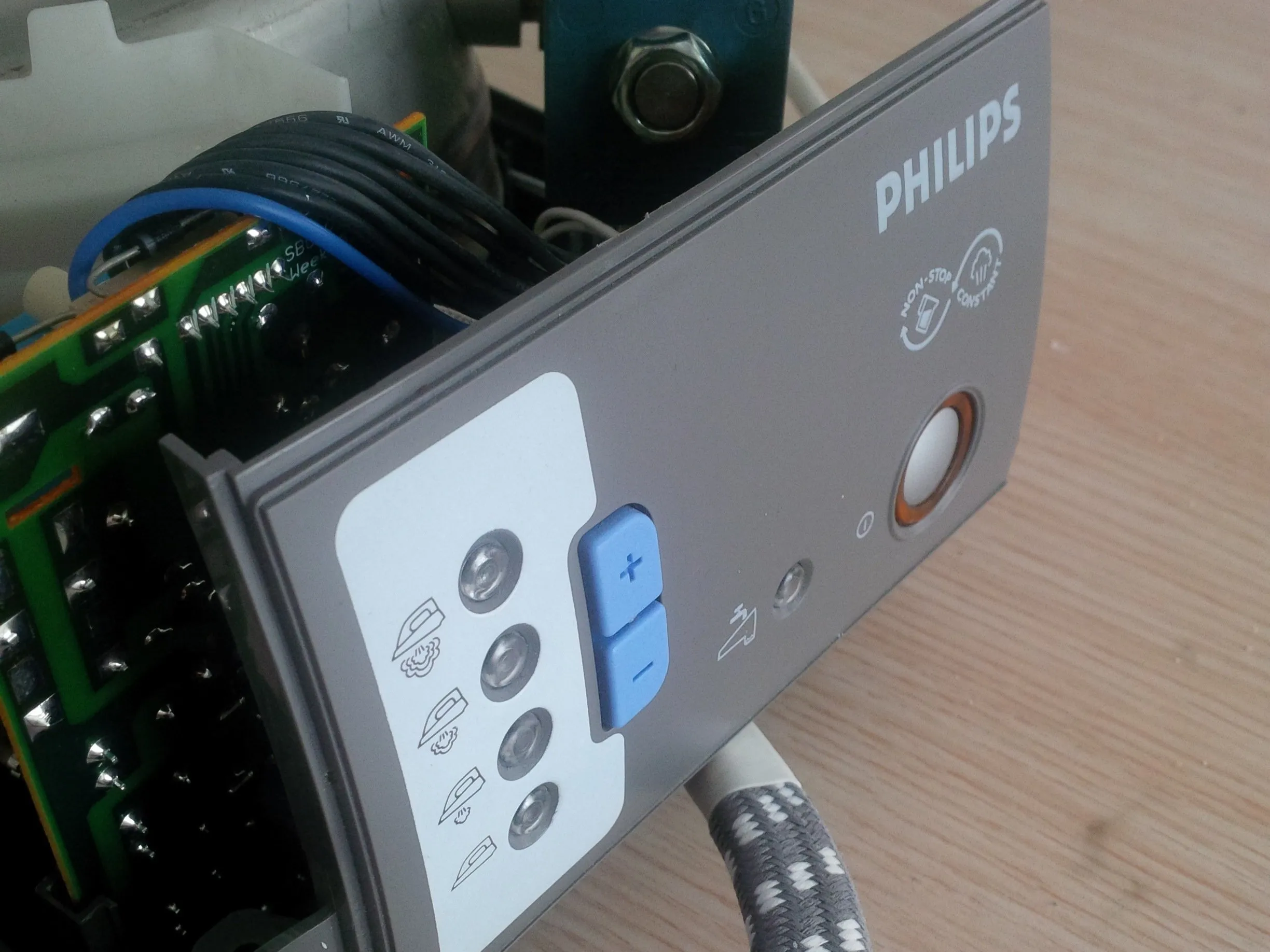 Паровой генератор под давлением Philips GC8220 Разборка: шаг 14, изображение 2 из 2