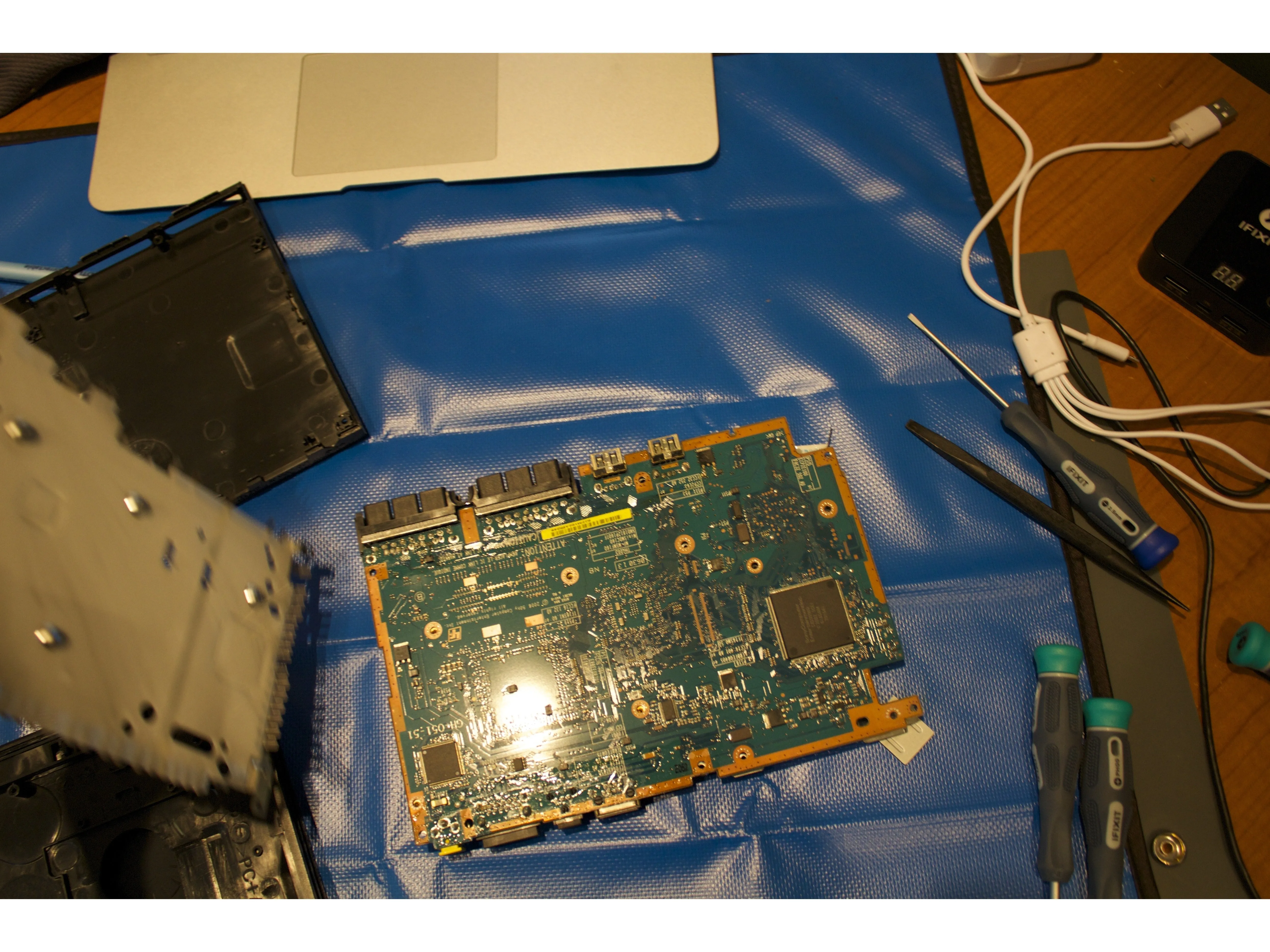 PlayStation 2 Slimline Teardown: шаг 10, изображение 2 из 2