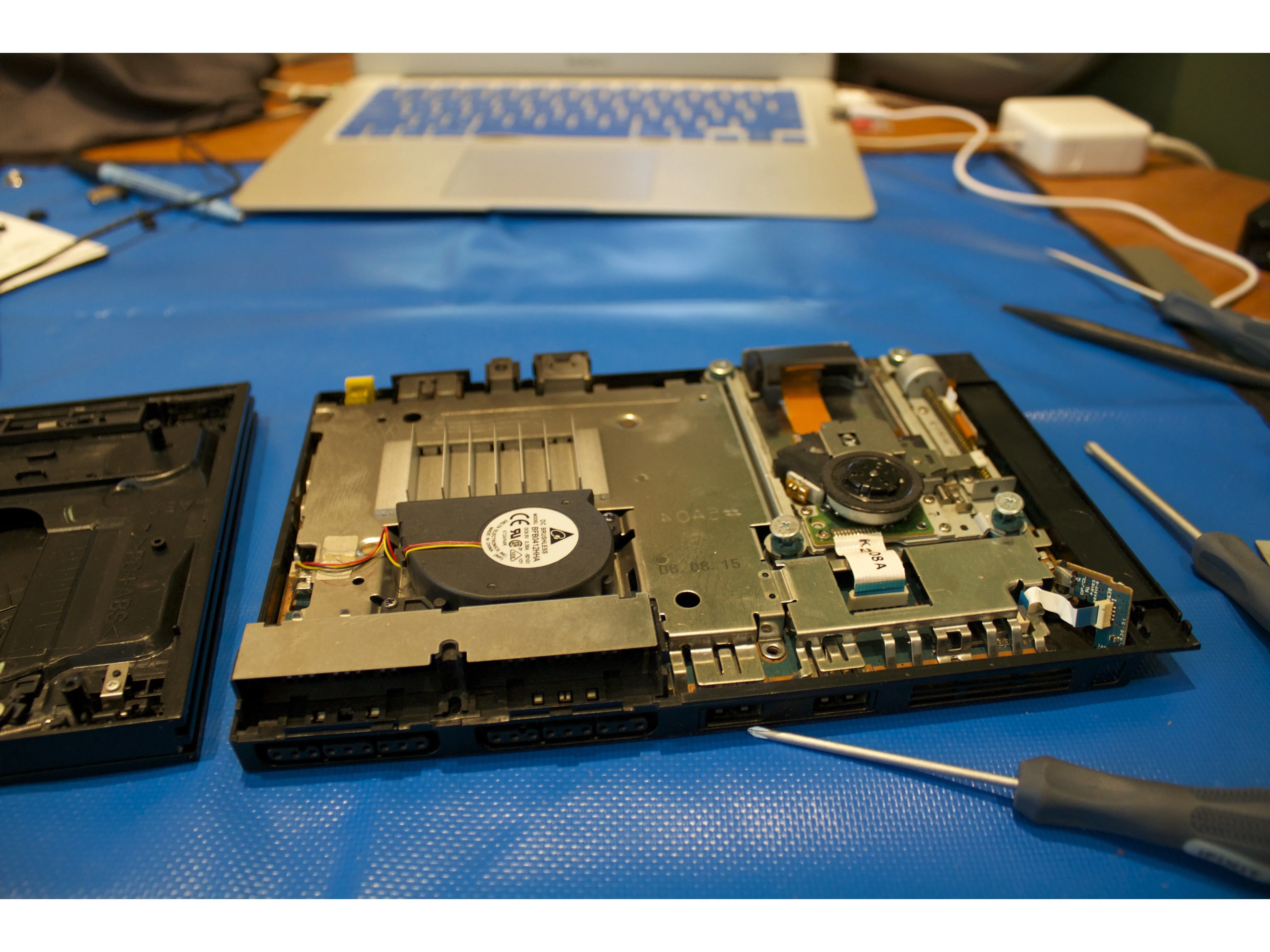 PlayStation 2 Slimline Teardown: шаг 3, изображение 2 из 3