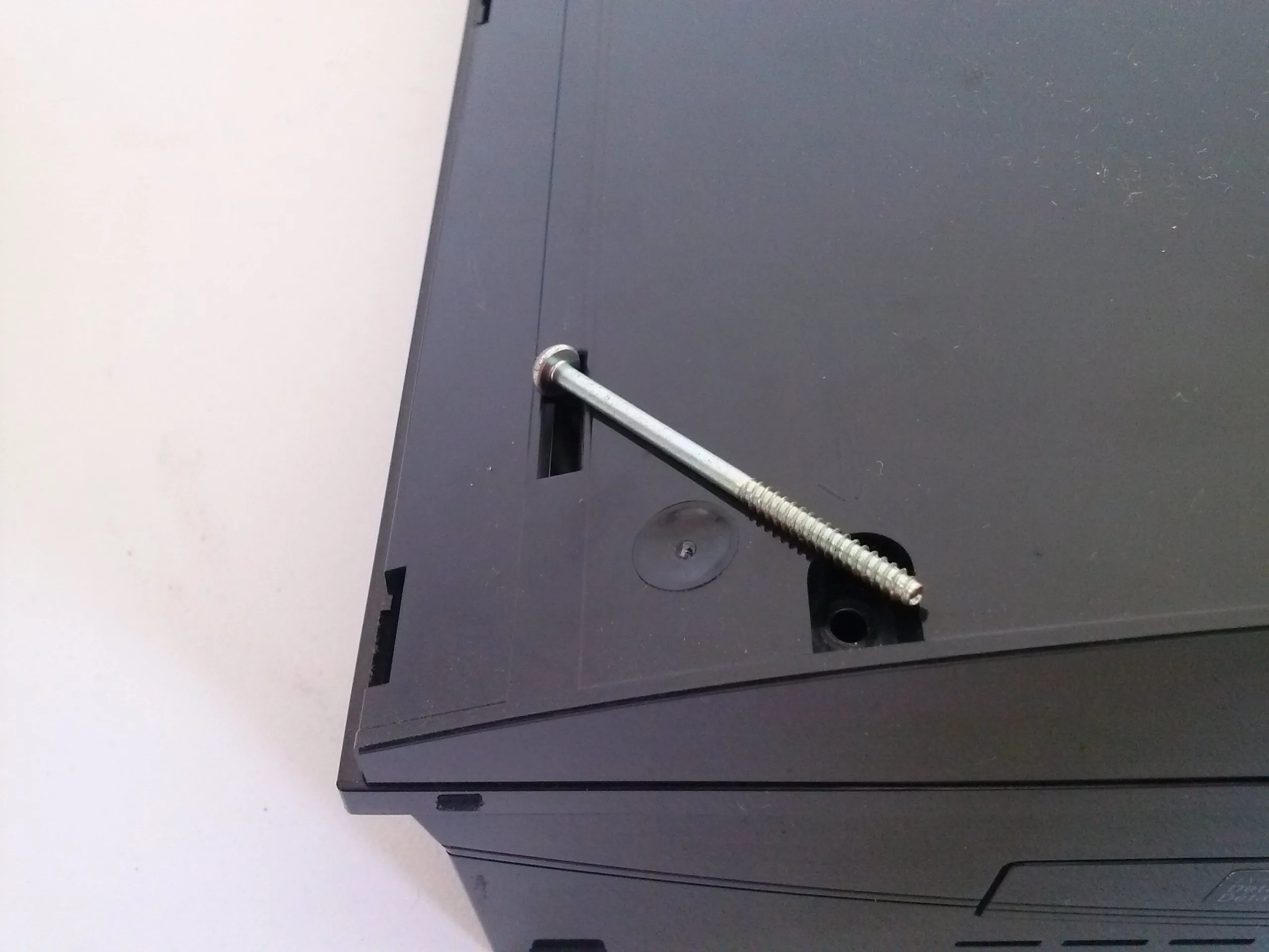 Разборка PlayStation 3 Fat 4 USB, откручивание винтов: шаг 2, изображение 1 из 3