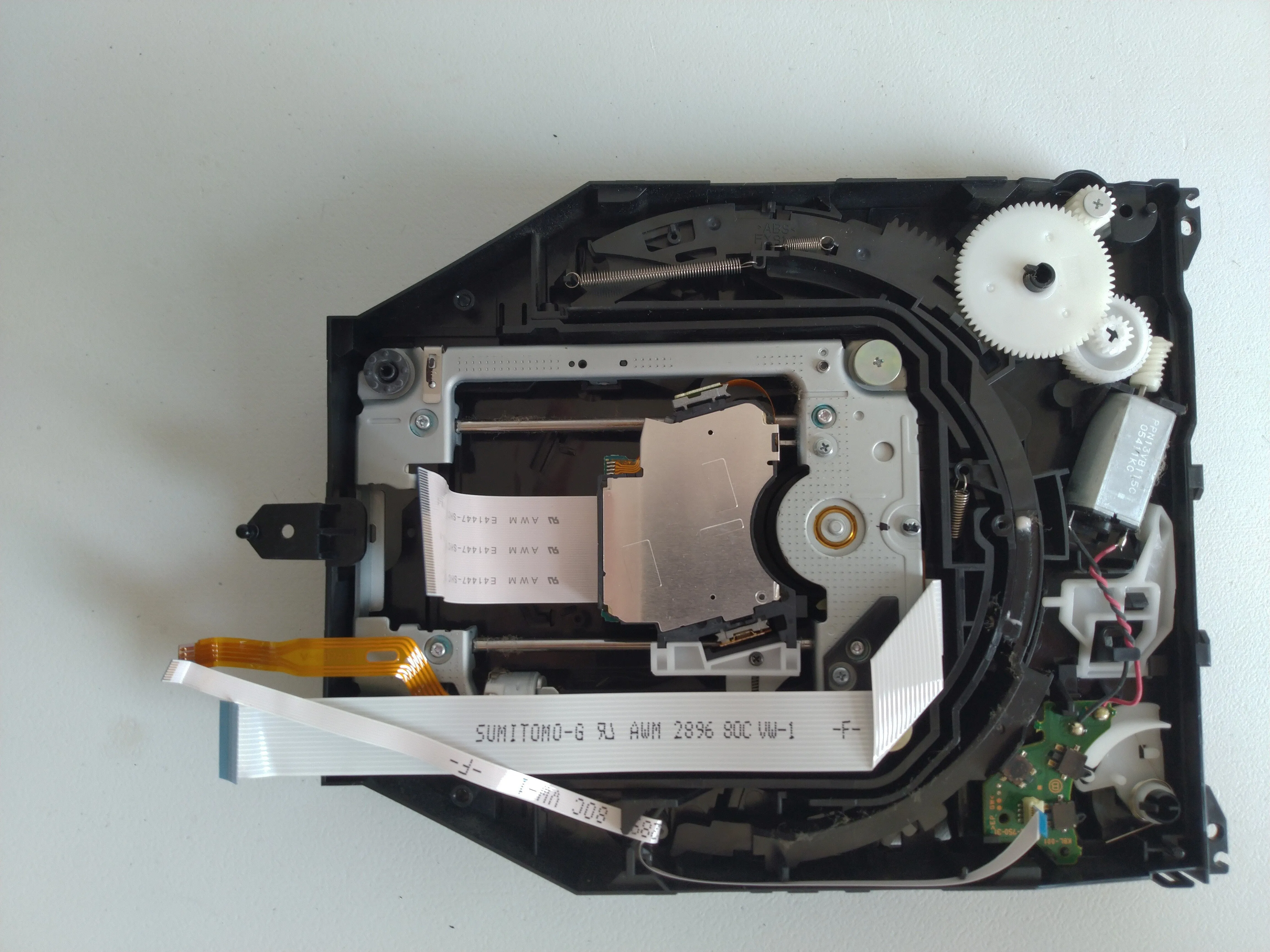 PlayStation 3 Slim Teardown, Bluray Driver: шаг 6, изображение 2 из 3