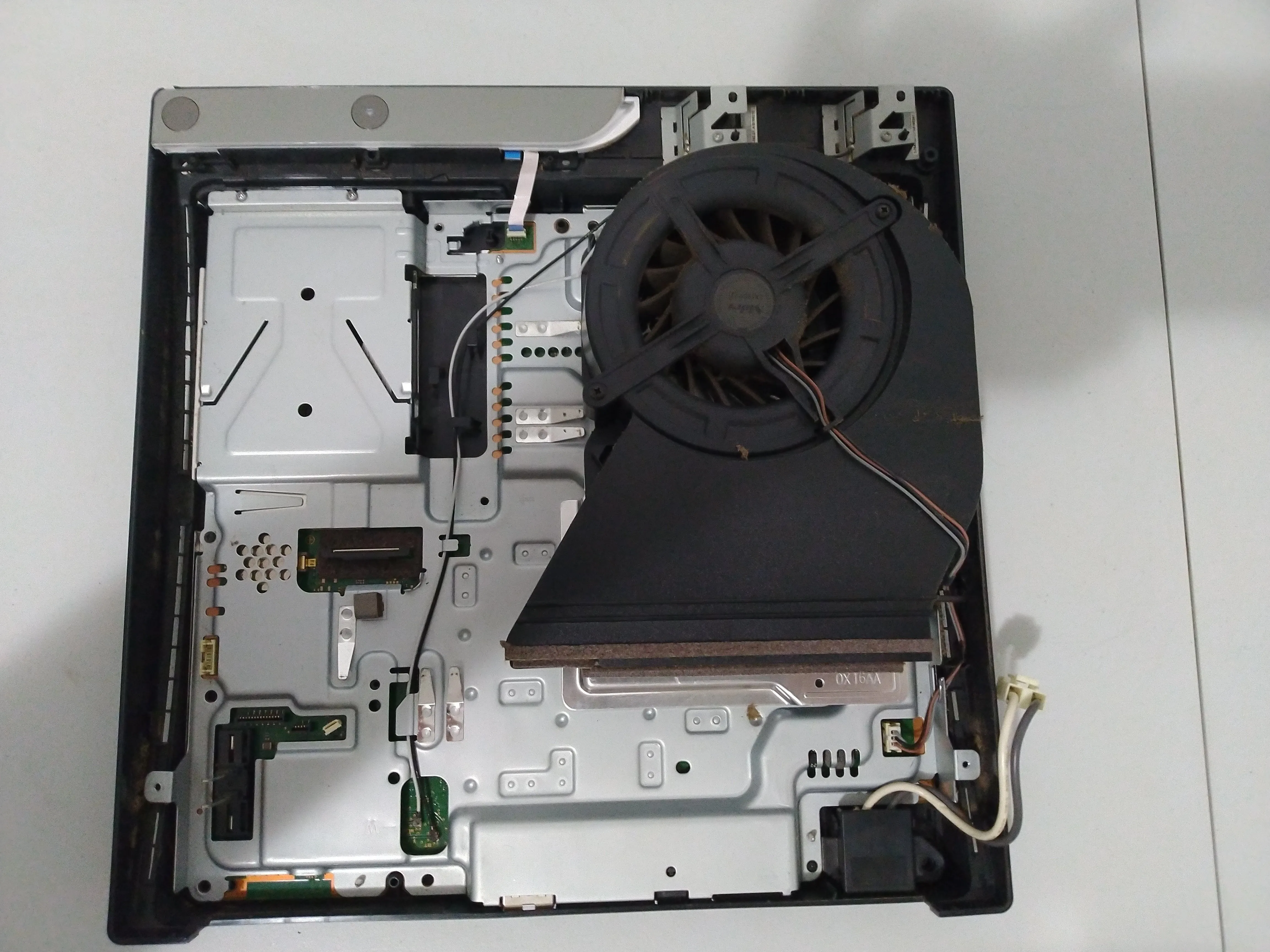 PlayStation 3 Slim Teardown, внутренности консоли: шаг 2, изображение 2 из 2