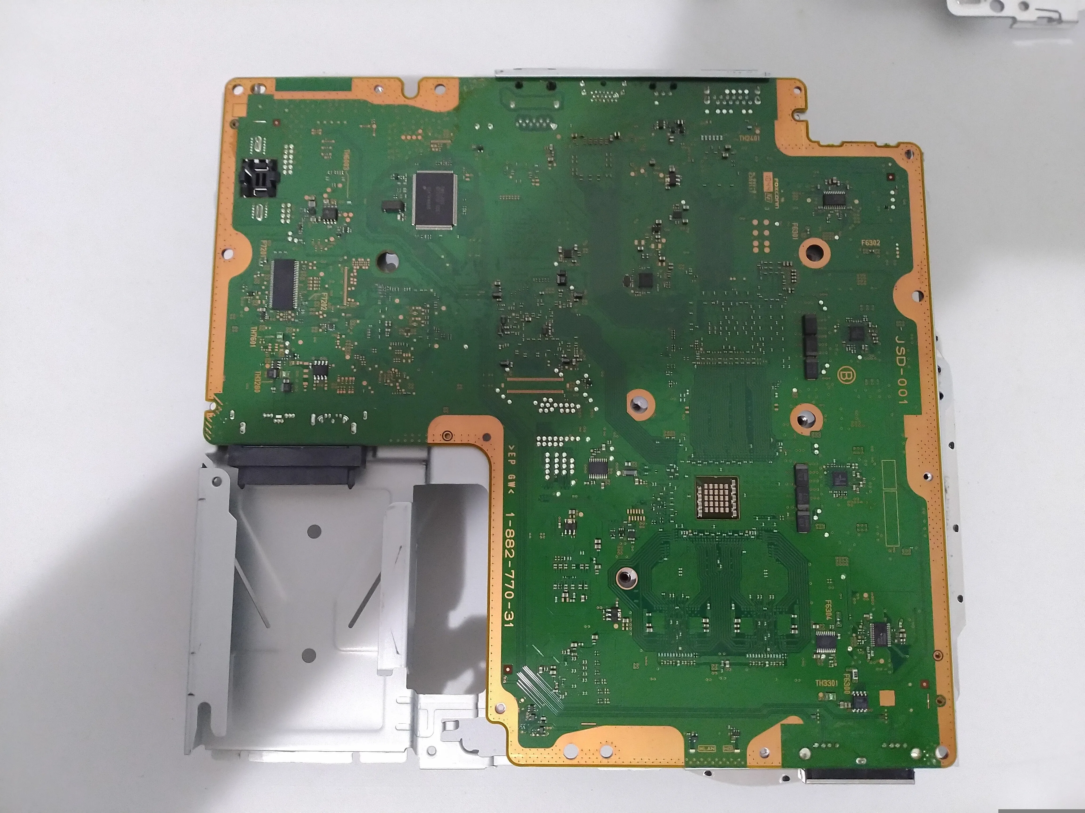 PlayStation 3 Slim Teardown, материнская плата: шаг 4, изображение 2 из 3