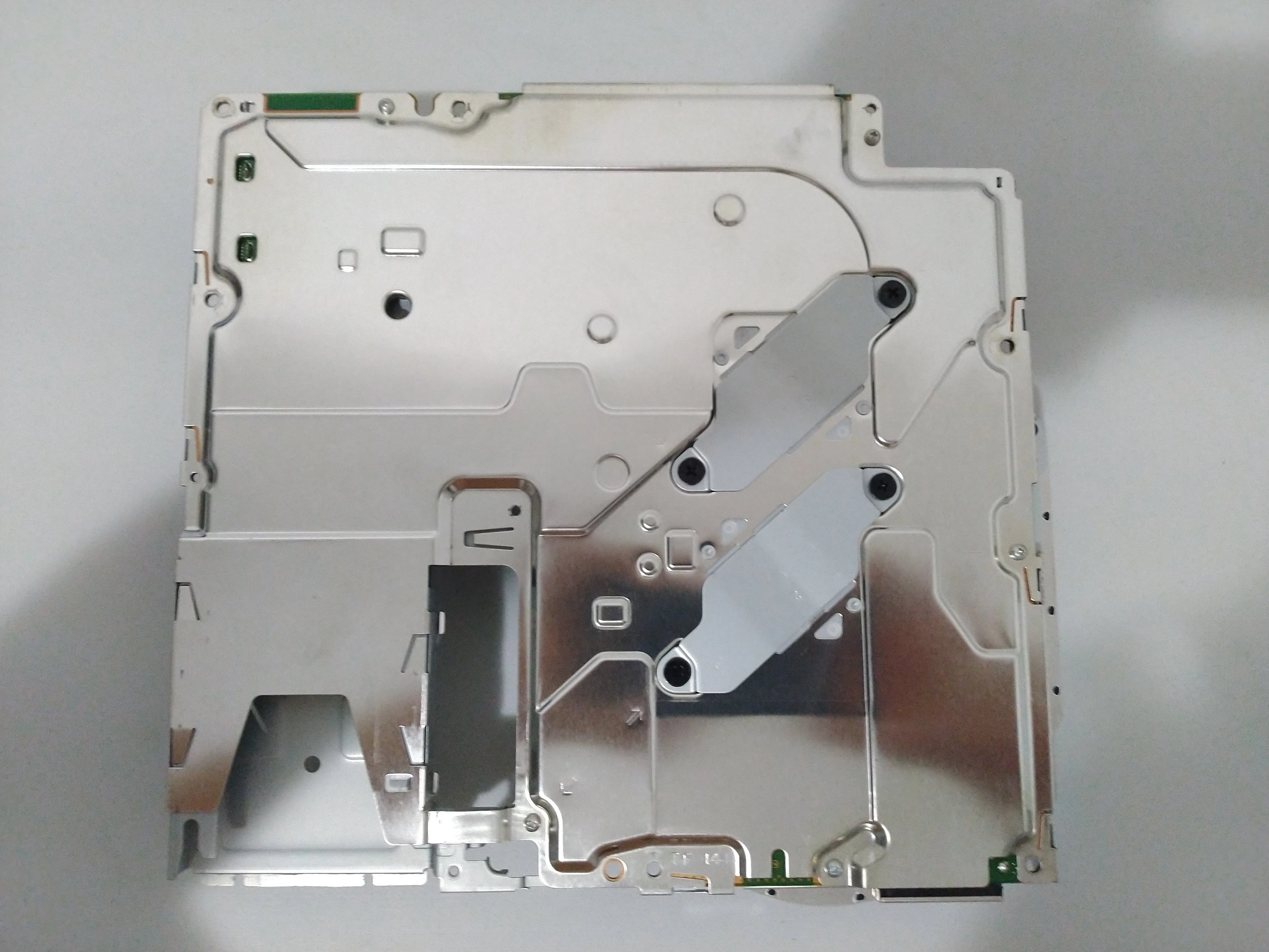 PlayStation 3 Slim Teardown, Щит материнской платы: шаг 3, изображение 1 из 2