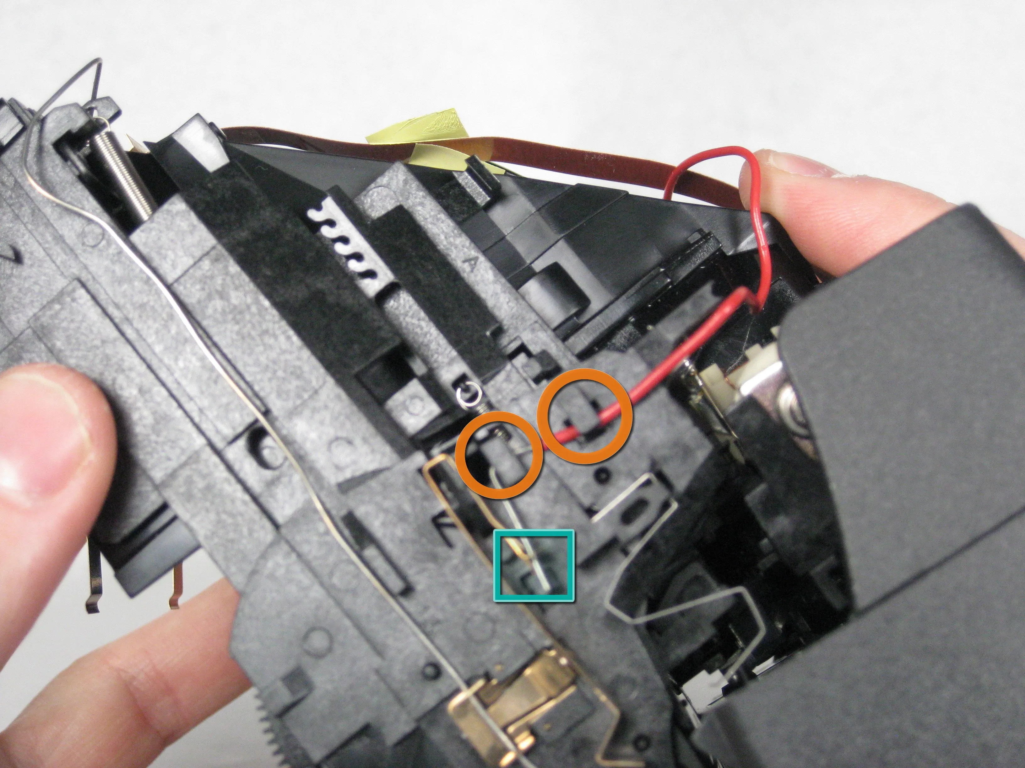 Polaroid One-Step 600 Teardown: шаг 10, изображение 2 из 3