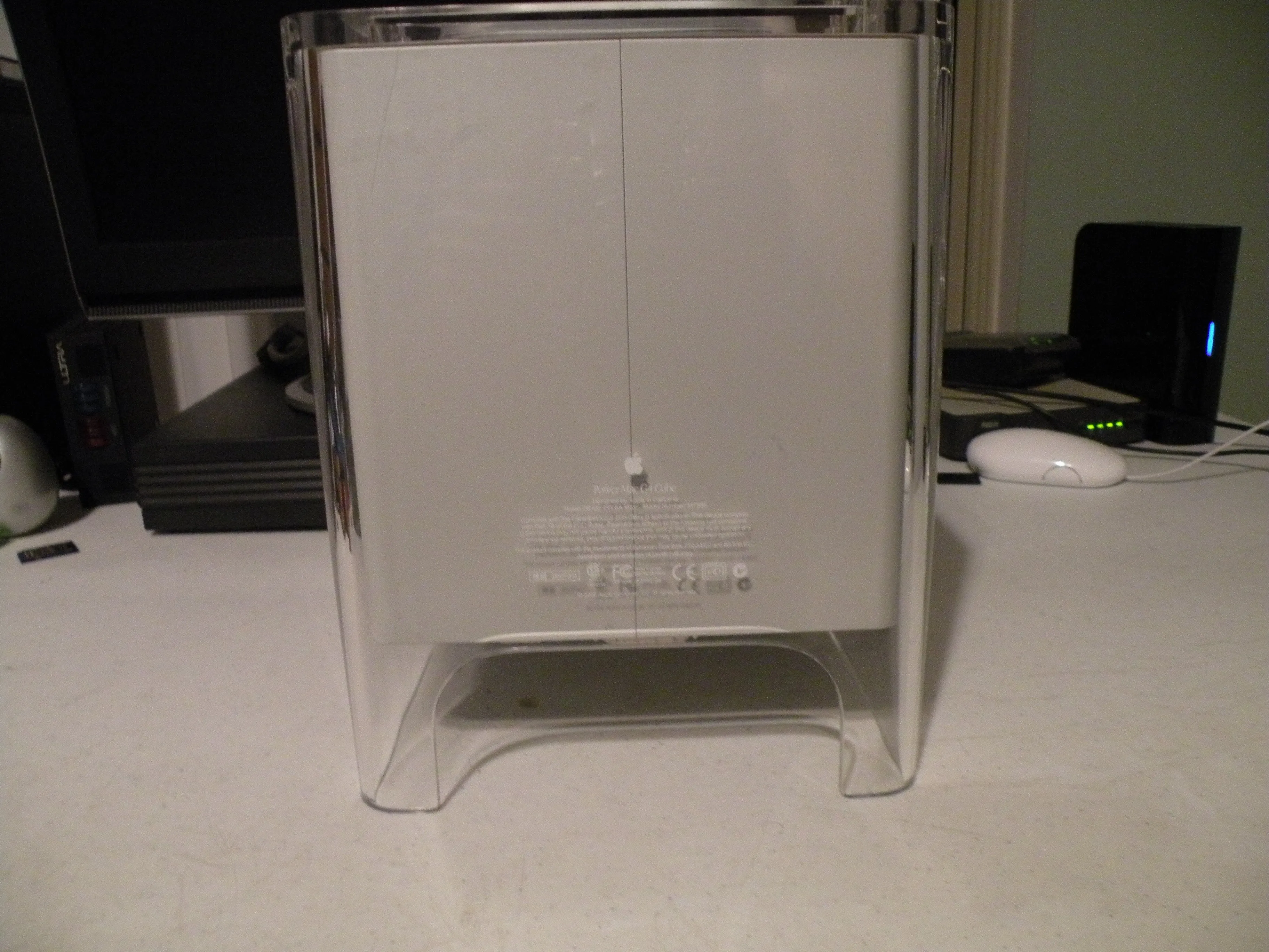 Power Mac G4 Cube Teardown, Power Mac G4 Cube Teardown: шаг 1, изображение 3 из 3