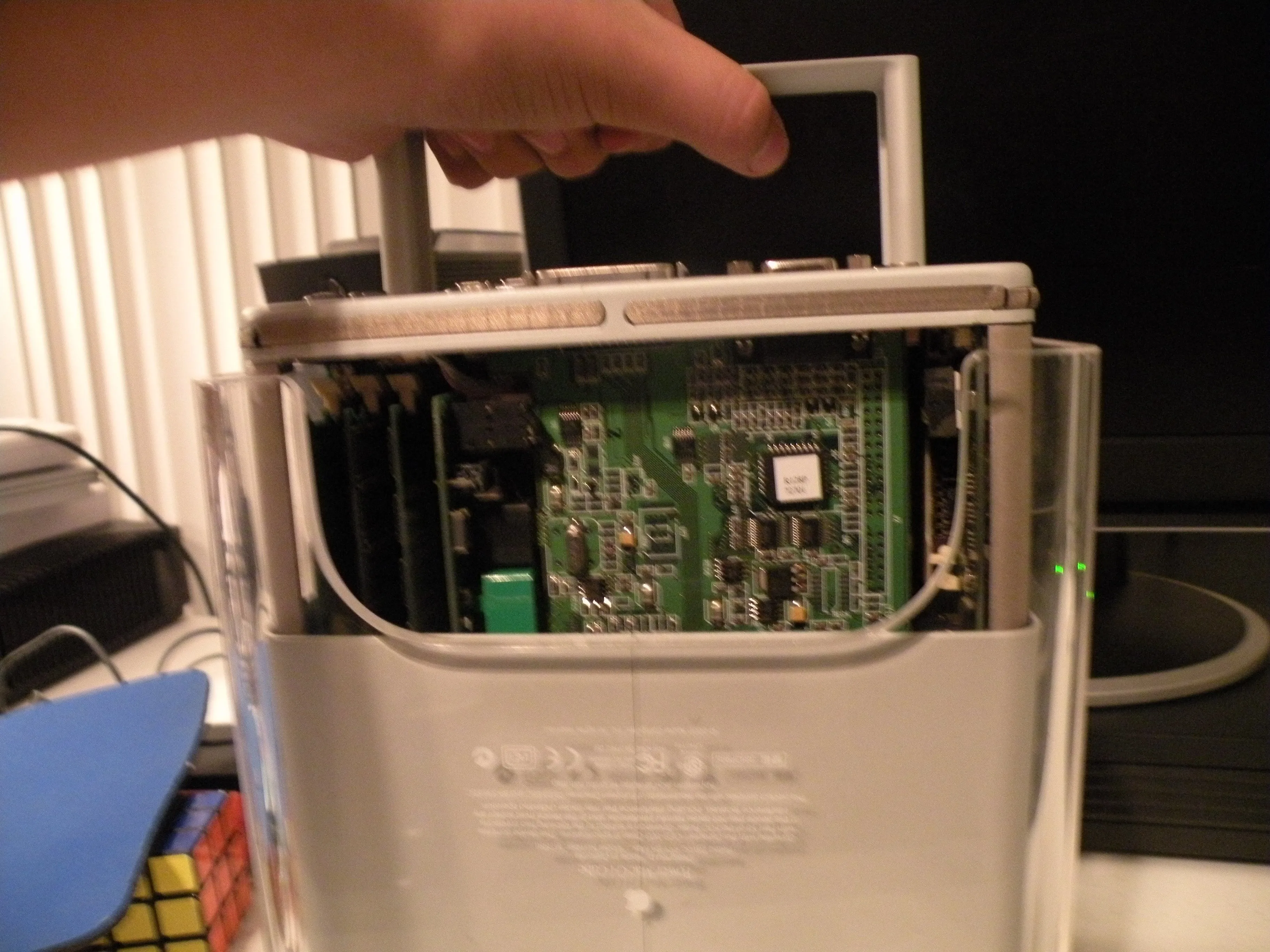 Разборка куба Power Mac G4: шаг 3, изображение 1 из 3