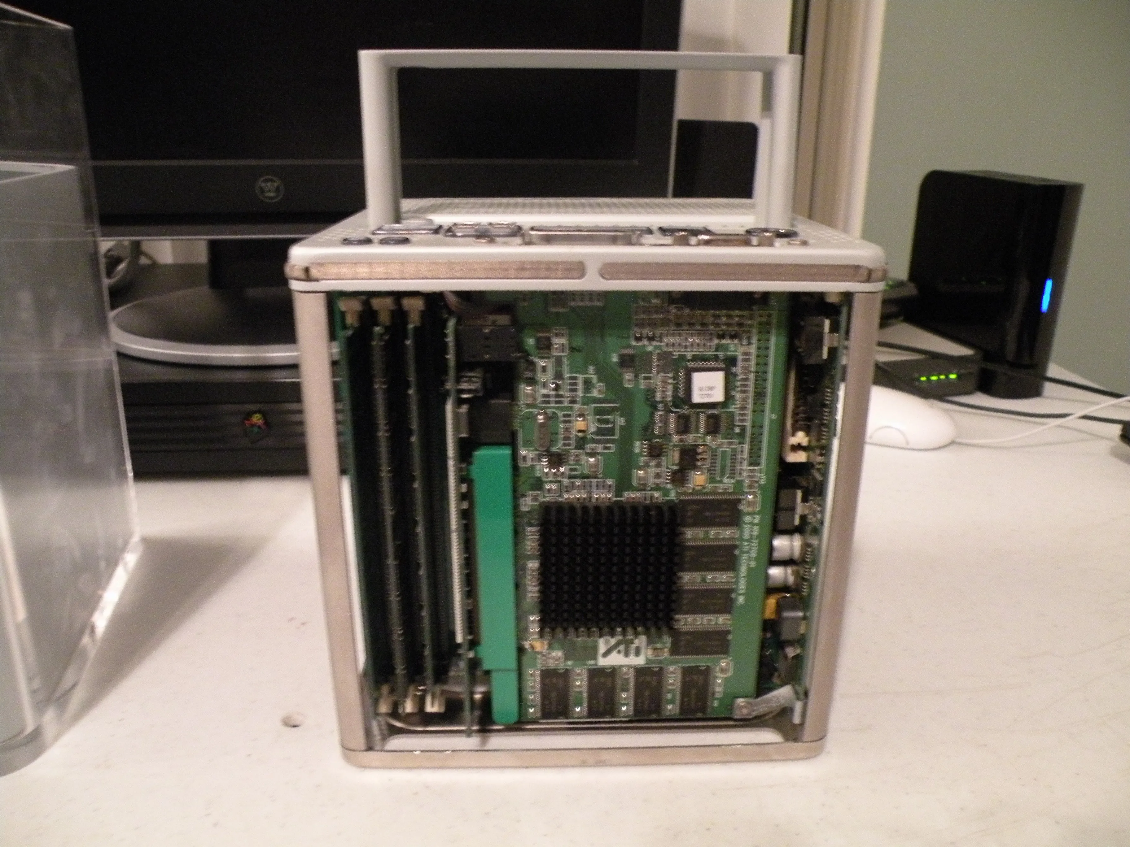 Power Mac G4 Cube Teardown: шаг 3, изображение 3 из 3