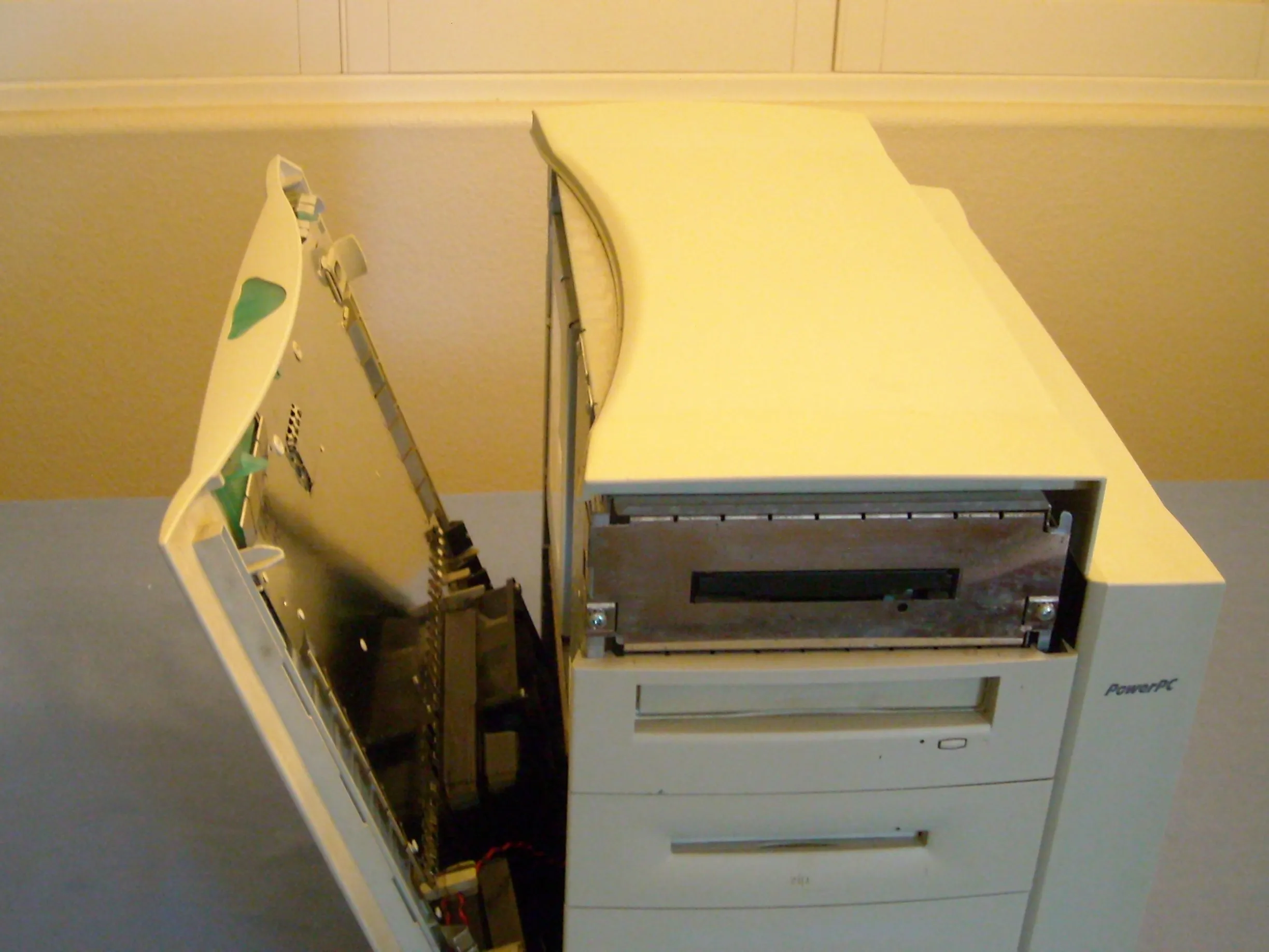 Разборка Power Macintosh 8600(250): шаг 2, изображение 2 из 3