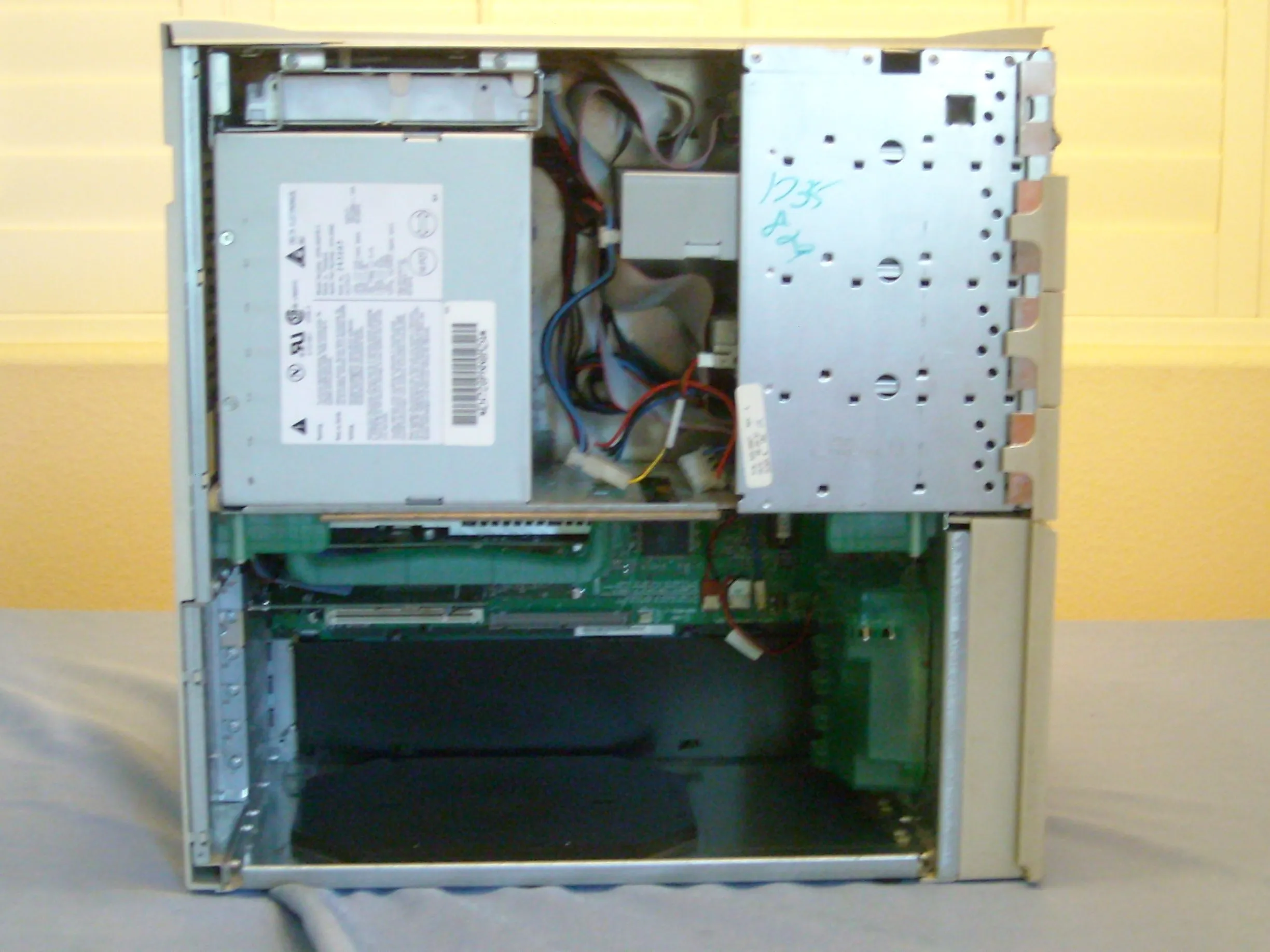 Разборка Power Macintosh 8600(250): шаг 3, изображение 1 из 3