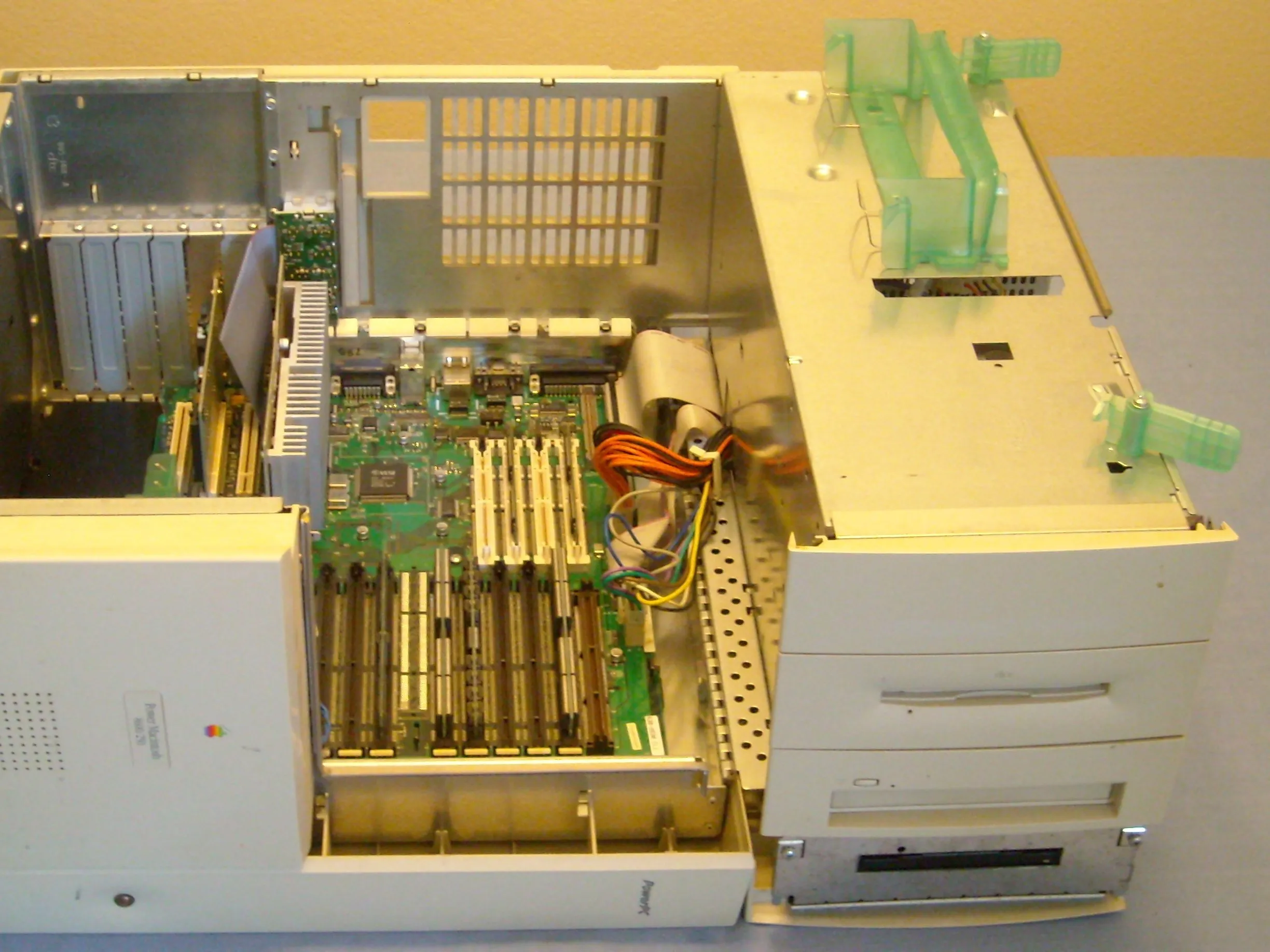 Power Macintosh 8600(250) Разборка: шаг 3, изображение 3 из 3