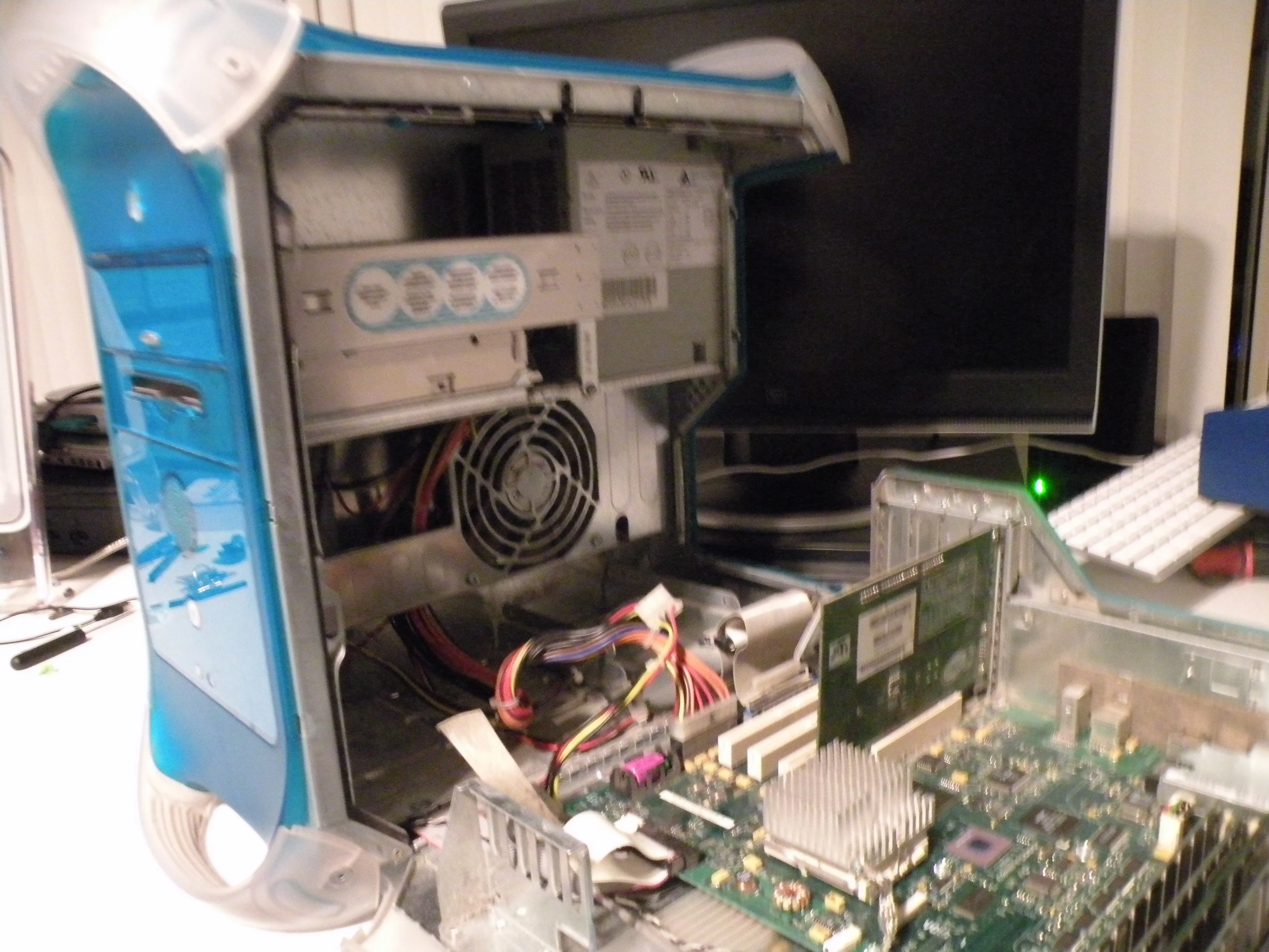 Power Macintosh G3 Blue and White Teardown: шаг 2, изображение 3 из 3