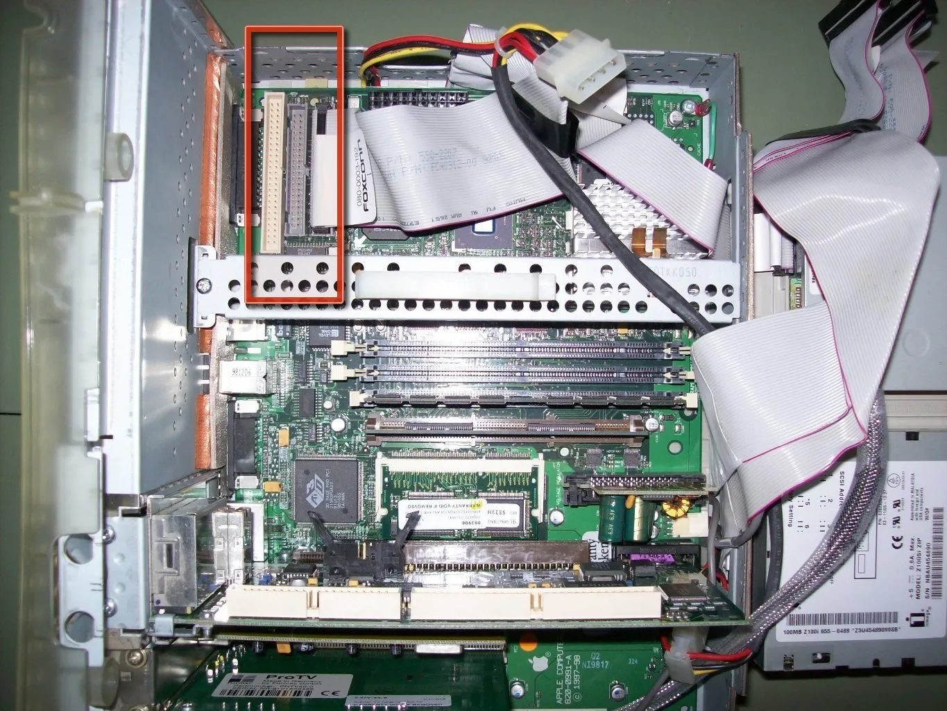 PowerMac G3 All-In-One Teardown, установка оперативной памяти: шаг 6, изображение 2 из 3