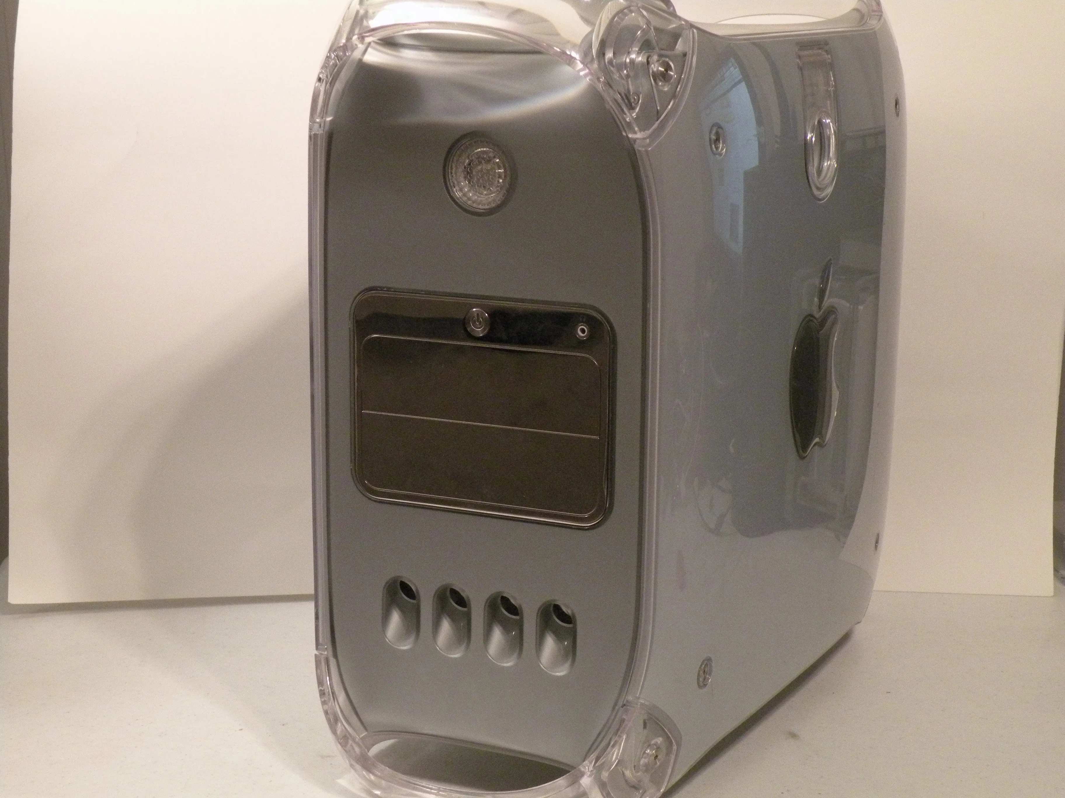 Разборка Powermac G4 MDD (Mirrored Drive Doors), корпус: шаг 1, изображение 1 из 2