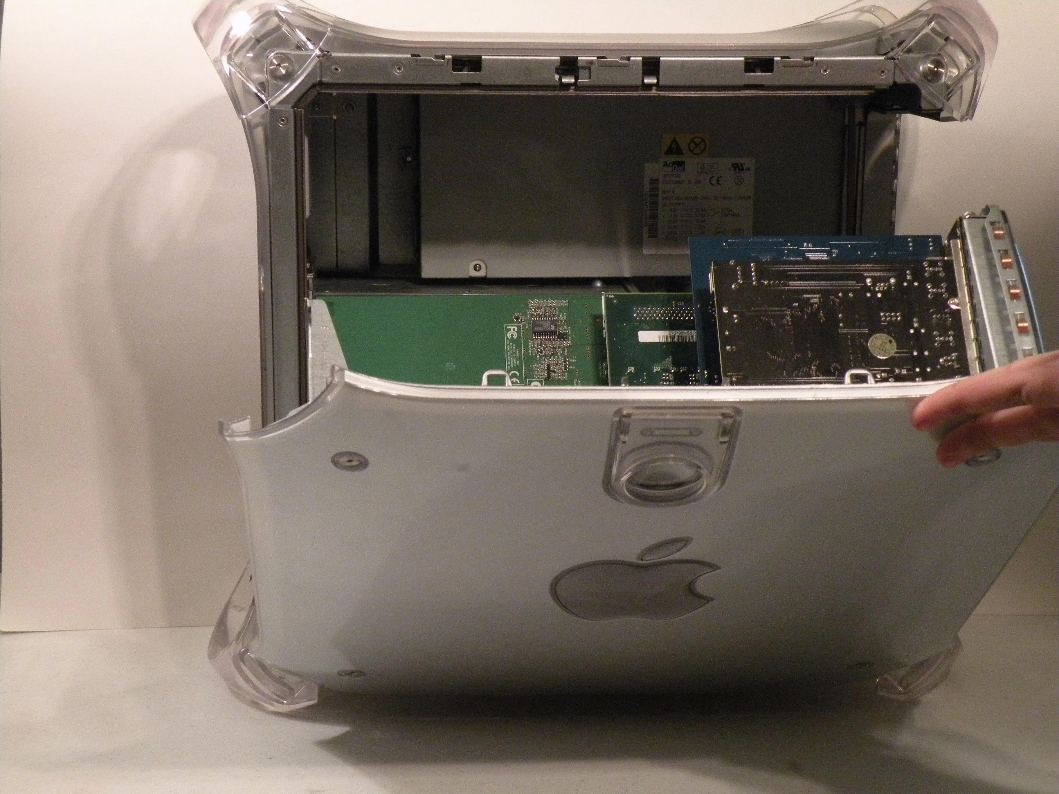 Разборка Powermac G4 MDD (зеркальные дверцы накопителей): шаг 2, изображение 2 из 3