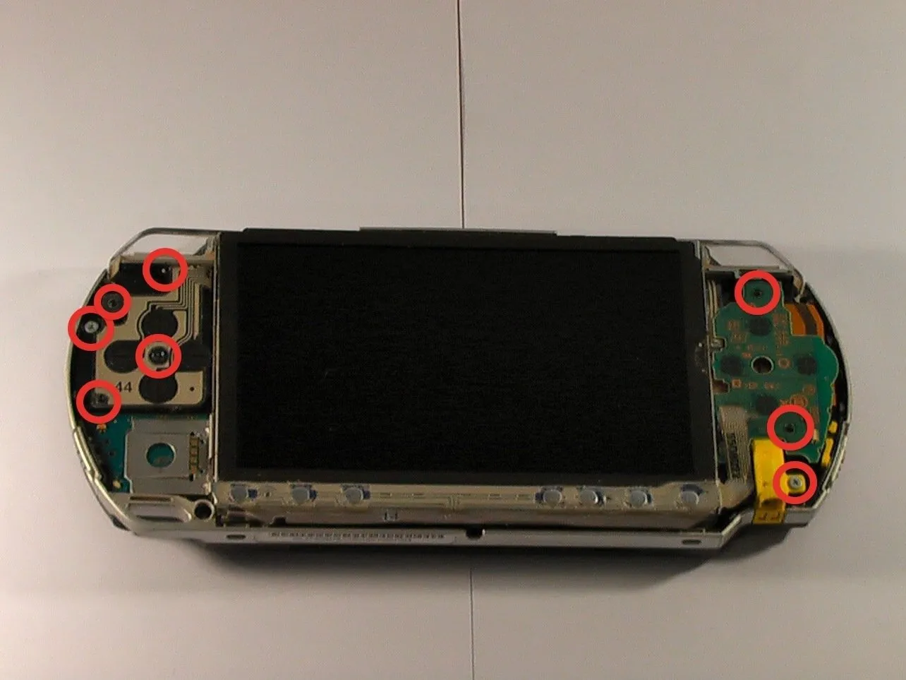 PSP 1000 Teardown: шаг 3, изображение 2 из 3