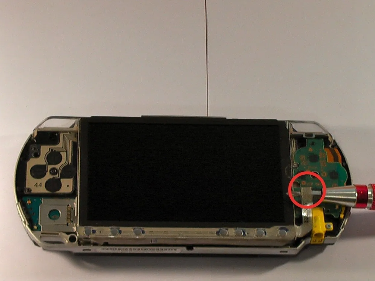 PSP 1000 Teardown: шаг 3, изображение 3 из 3