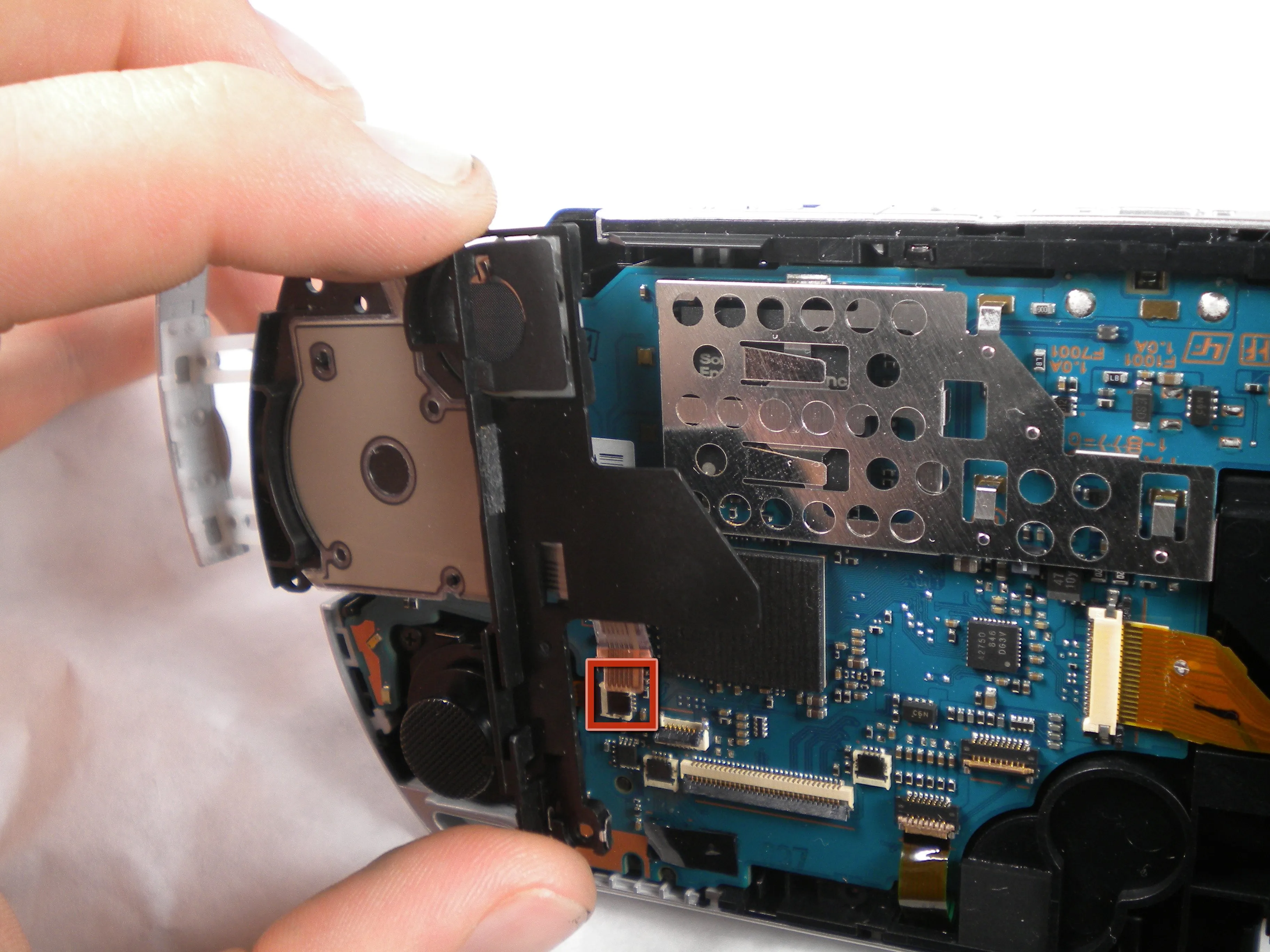 PSP 300x Teardown: шаг 12, изображение 2 из 3