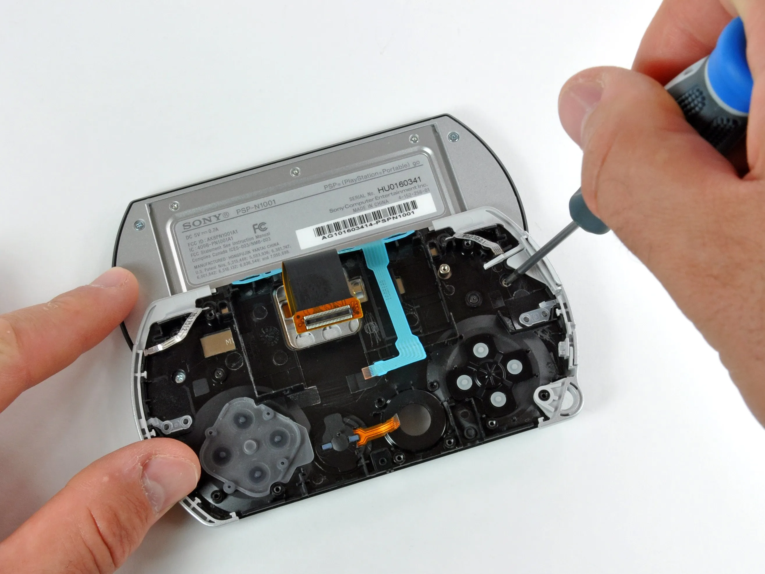 PSP Go Teardown: шаг 10, изображение 1 из 2