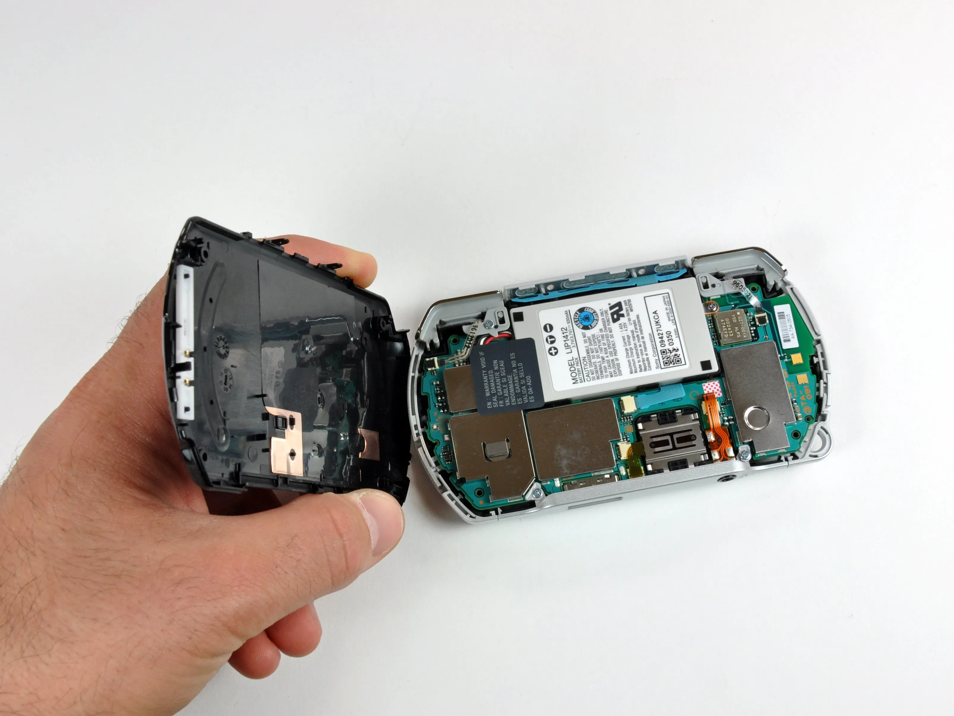 PSP Go Teardown: шаг 4, изображение 2 из 3