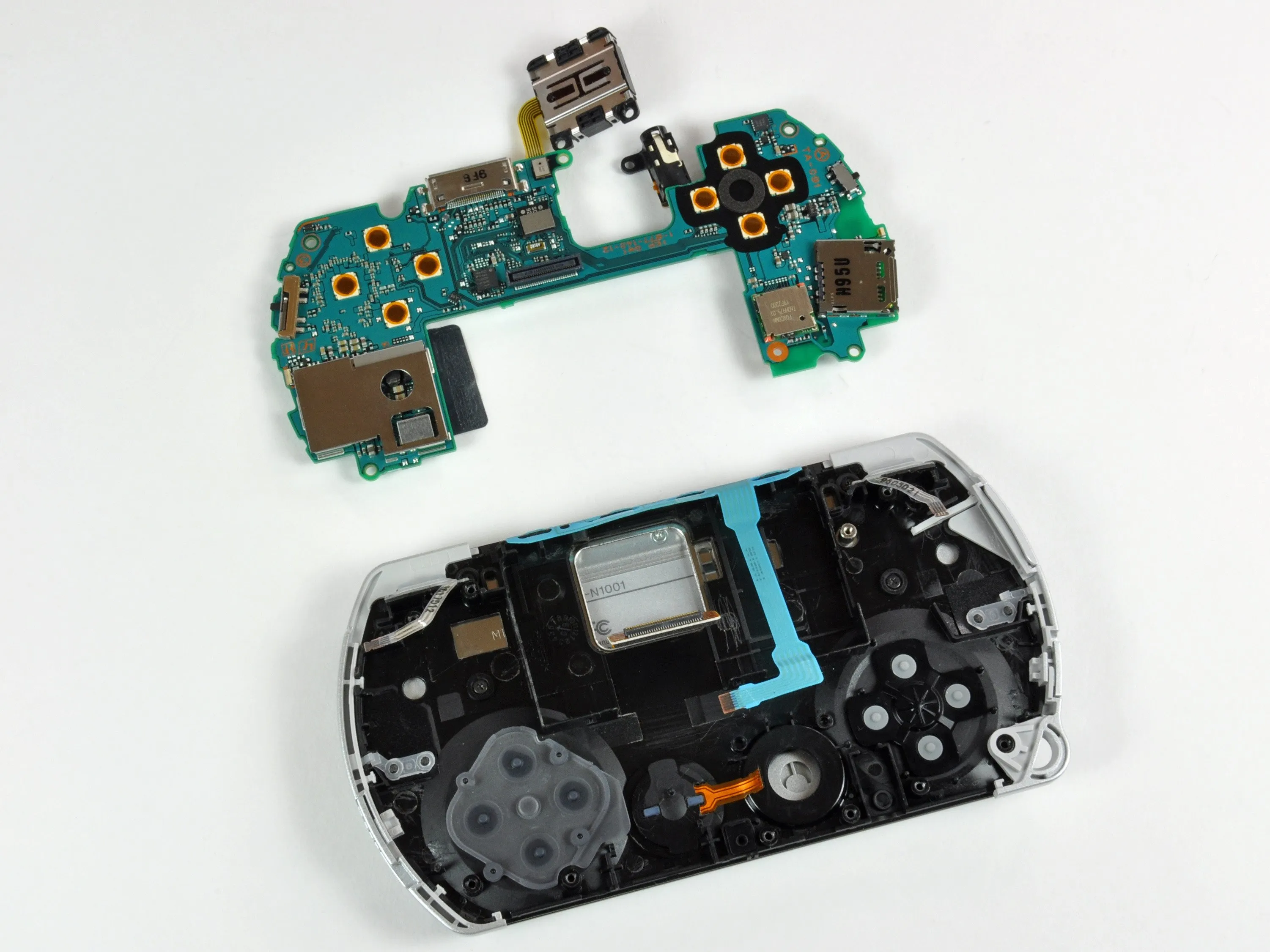 PSP Go Teardown: шаг 9, изображение 3 из 3