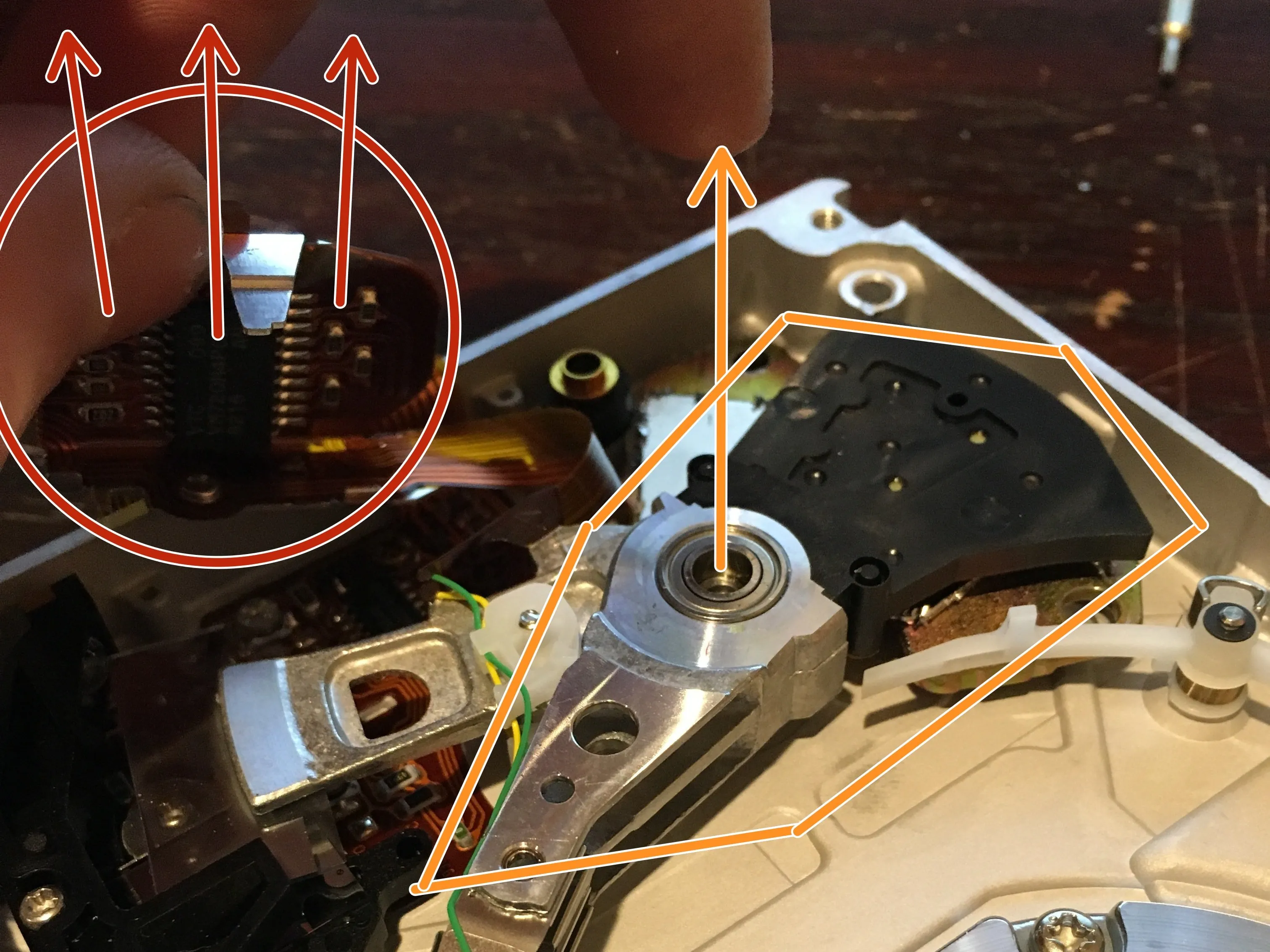 IDE жесткий диск Quantum ProDrive LPS 240MB (ранний '90s) Teardown, Pull off Read/write Head and Remaining Circuitry: step 10, image 1 of 3