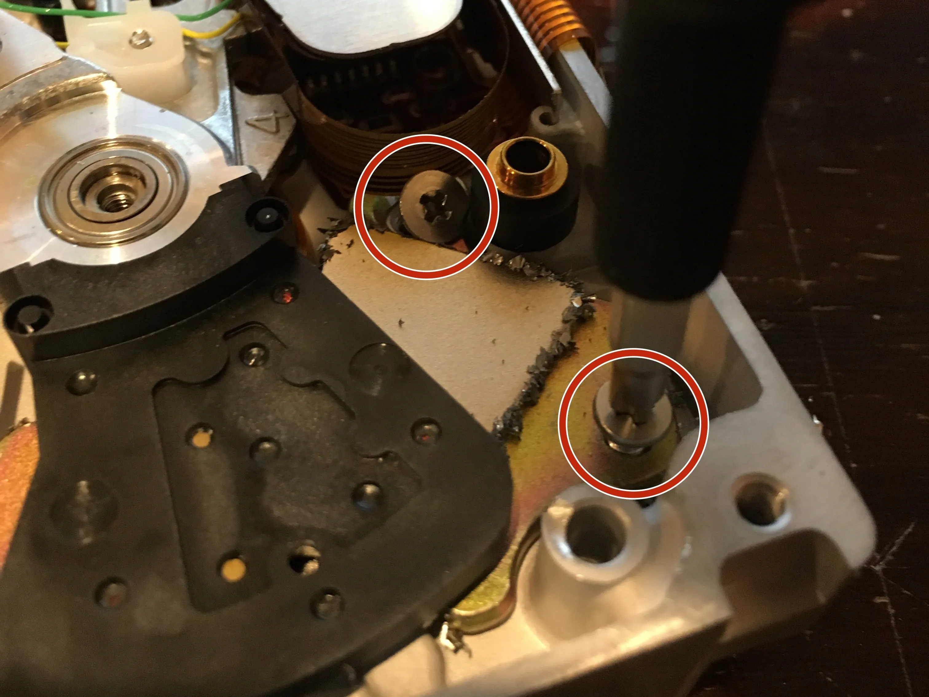 IDE жесткий диск Quantum ProDrive LPS 240MB (ранний '90s) Teardown, Remove the Bottom Magnet Screws and Bottom Platter: step 9, image 1 of 2