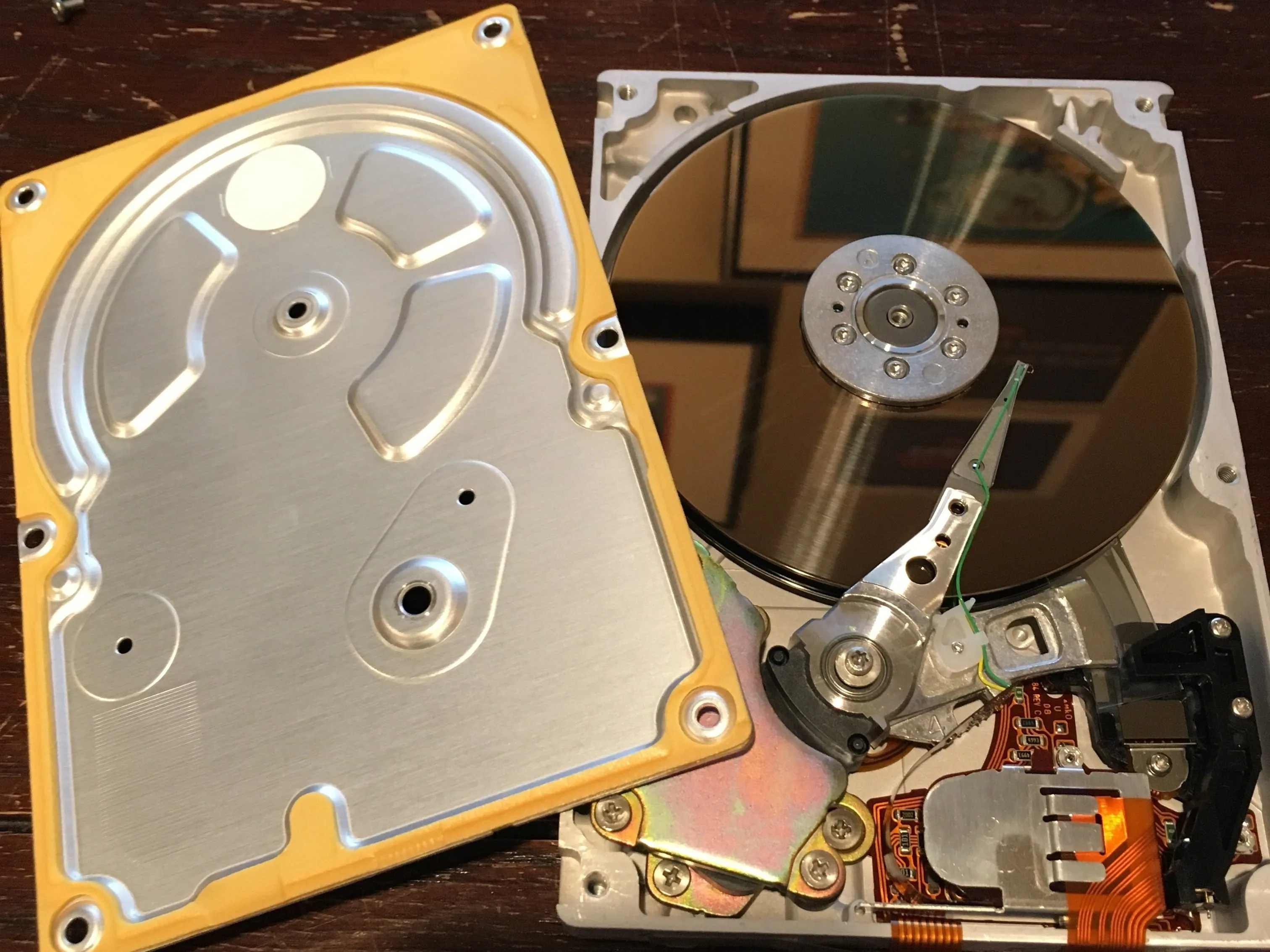 IDE-жесткий диск Quantum ProDrive LPS 240MB (ранние версии) '90s) Teardown, Remove the Drive's Cover Part 2: step 3, image 2 of 2