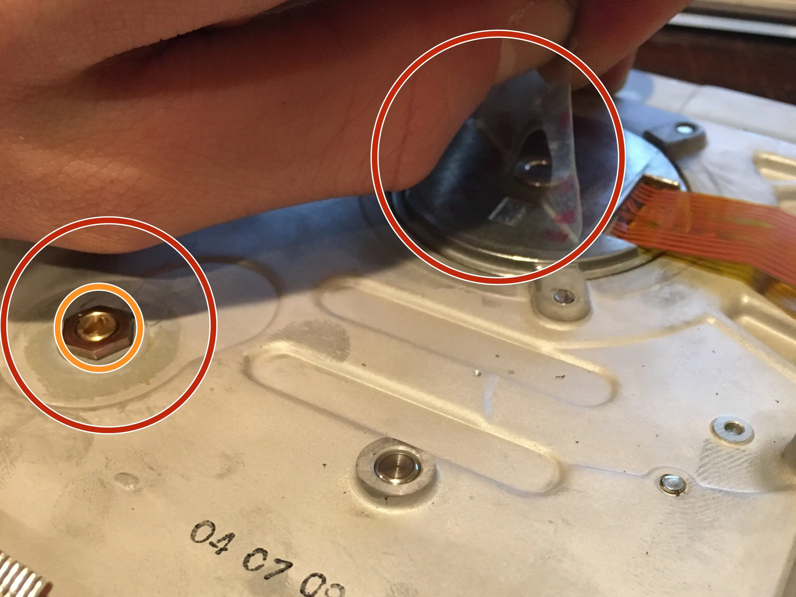 IDE жесткий диск Quantum ProDrive LPS 240MB (ранний '90s) Teardown, Remove the Nut Holding on the Read/Write Head: step 5, image 1 of 2