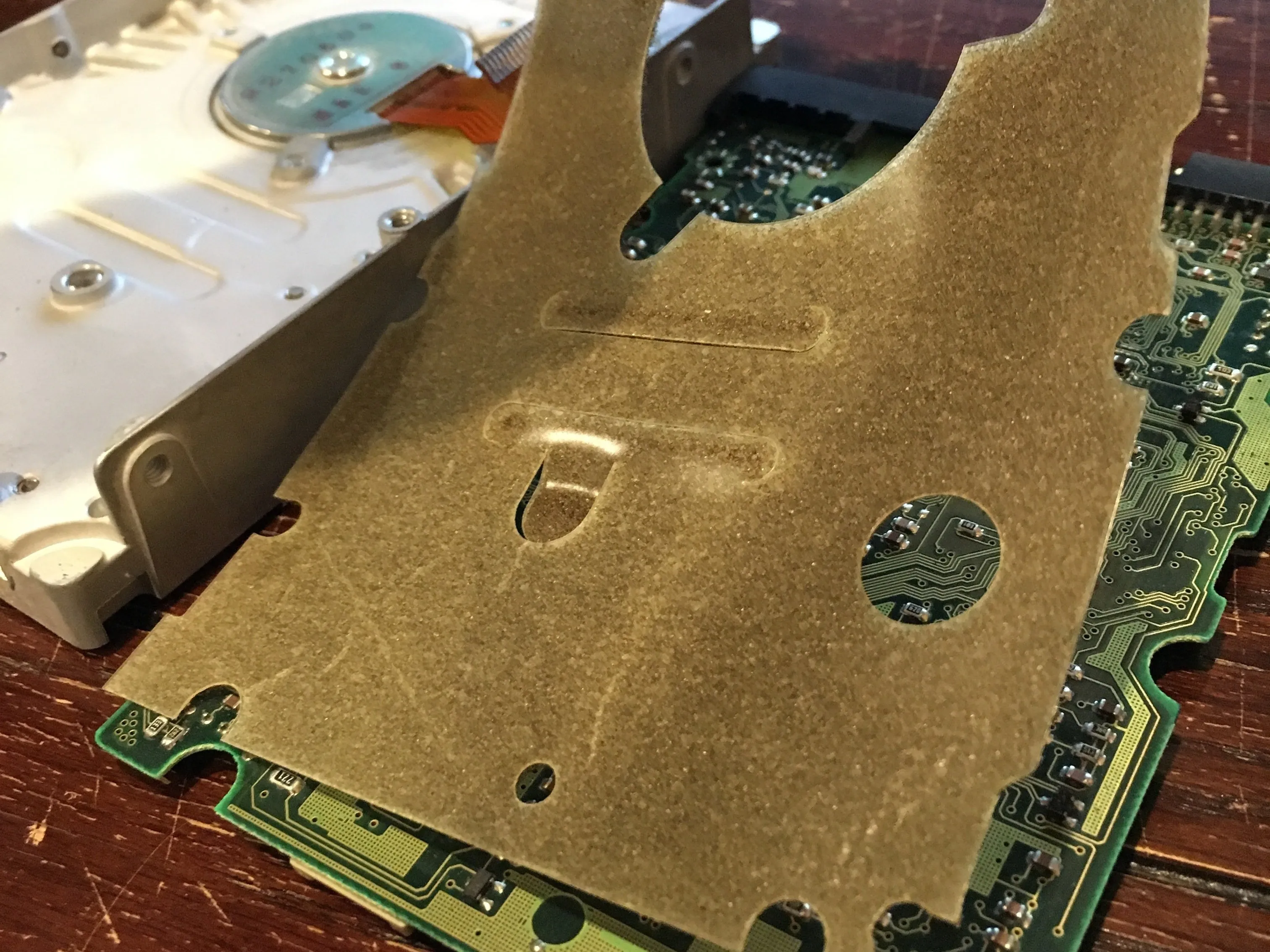 IDE-жесткий диск Quantum ProDrive LPS 240MB (ранний '90s) Teardown, Remove the PCB on the Back of the Drive: step 4, image 3 of 3