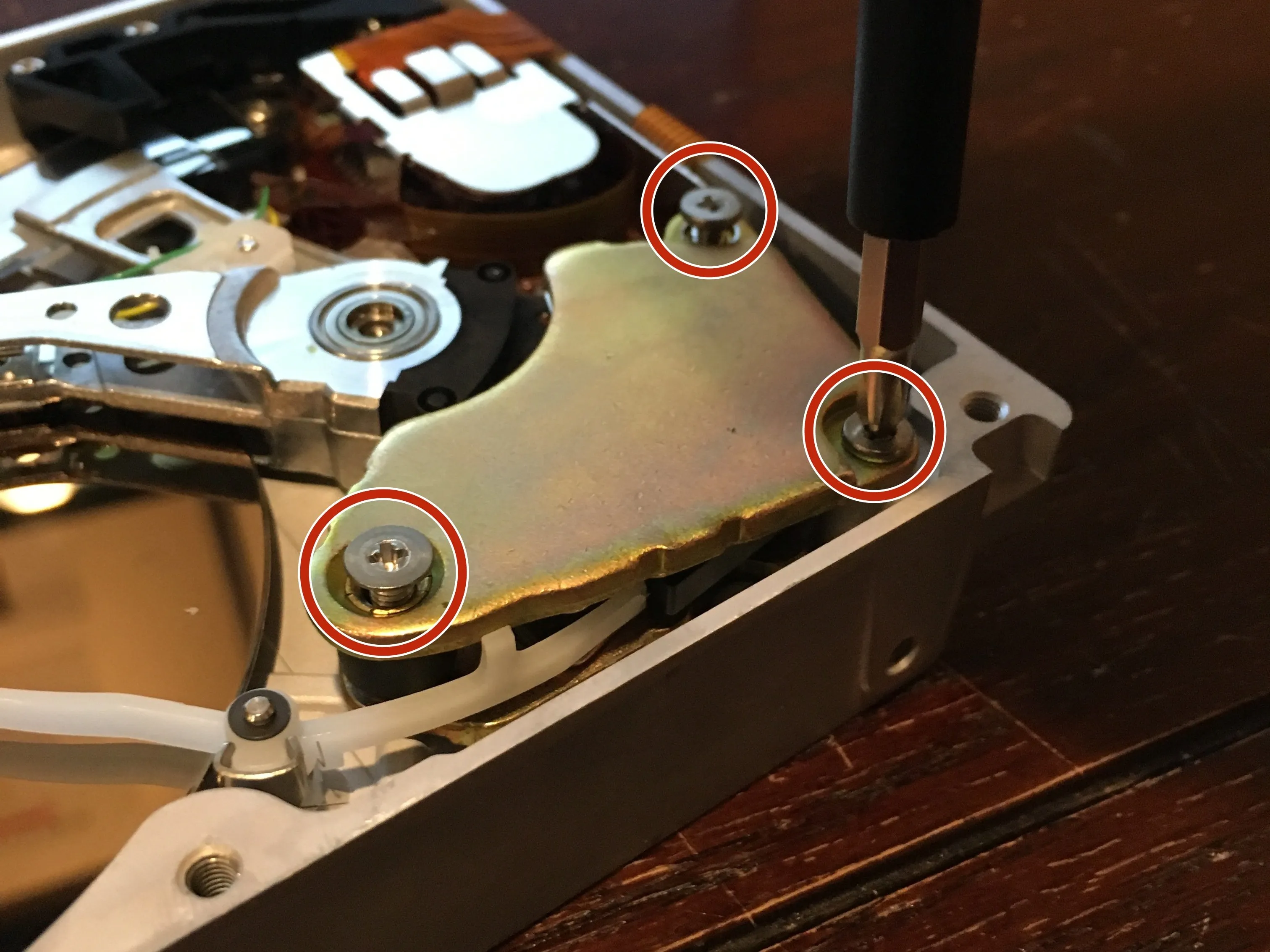 IDE жесткий диск Quantum ProDrive LPS 240MB (начало 90-х) '90s) Teardown, Remove the Top Magnet: step 8, image 1 of 3