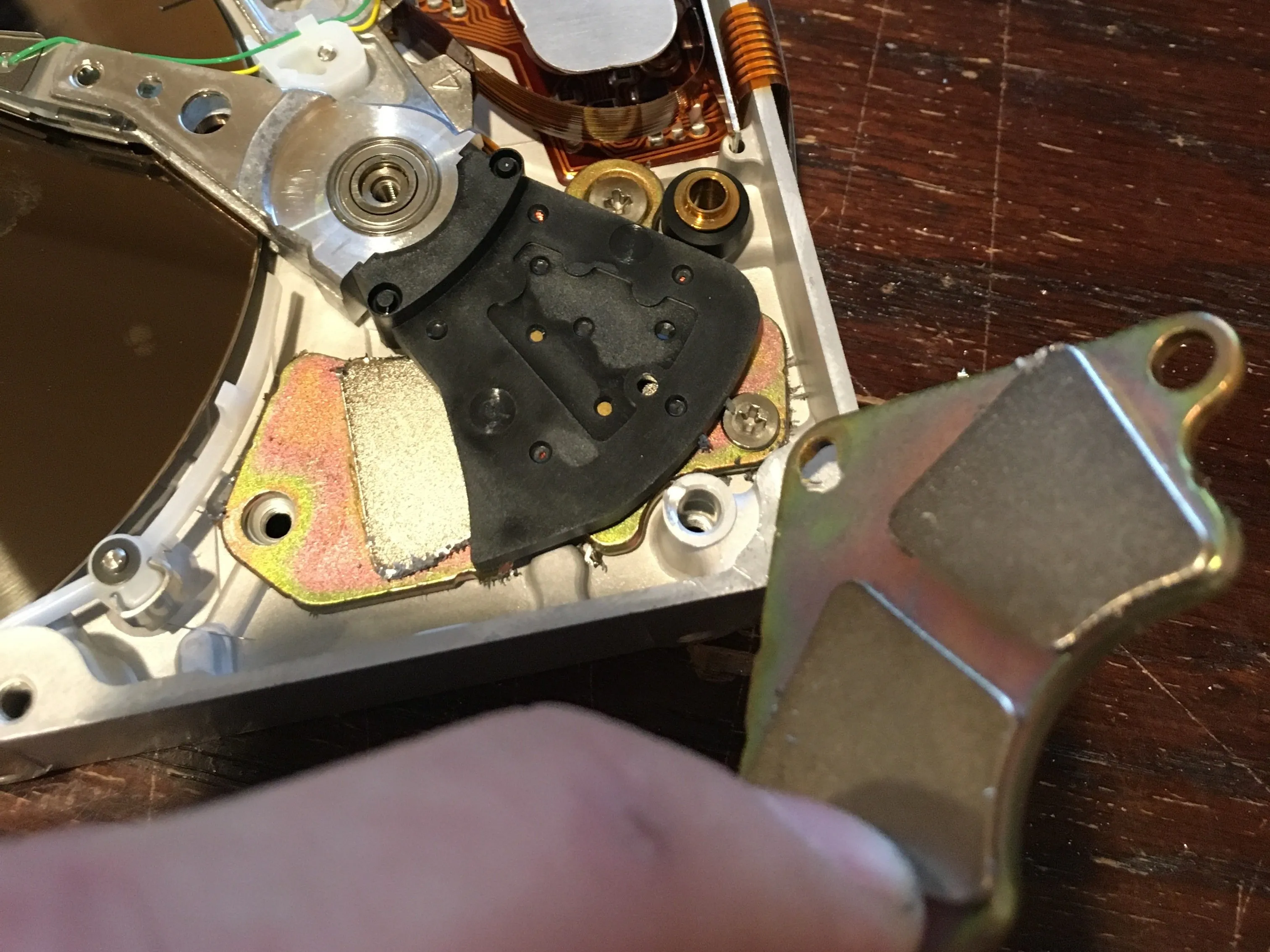 IDE-жесткий диск Quantum ProDrive LPS 240MB (ранние версии) '90s) Teardown, Remove the Top Magnet: step 8, image 3 of 3