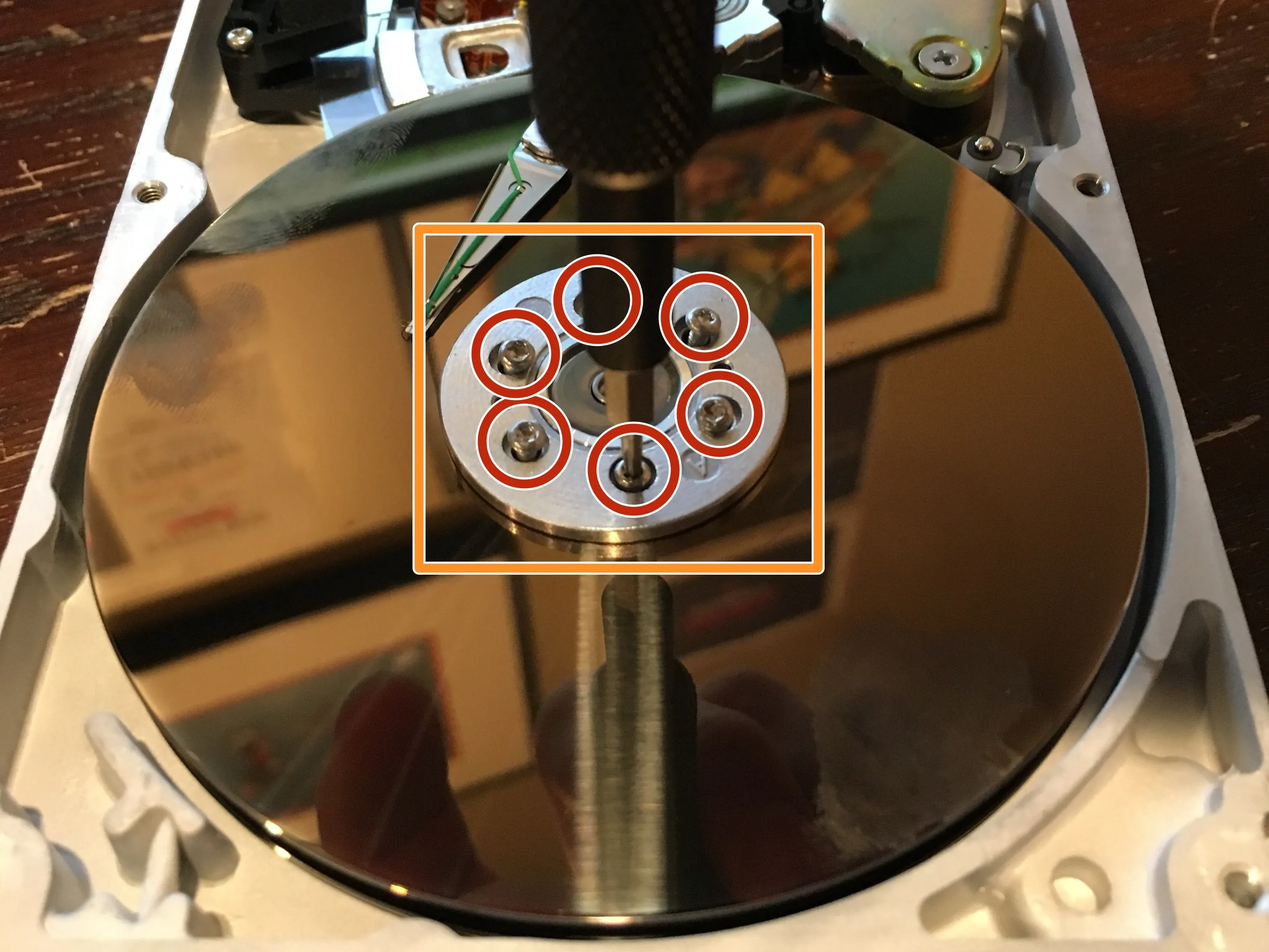 Quantum ProDrive LPS 240MB IDE HDD (начало 90-х) '90s) Teardown, Remove the Top Platter: step 6, image 1 of 3