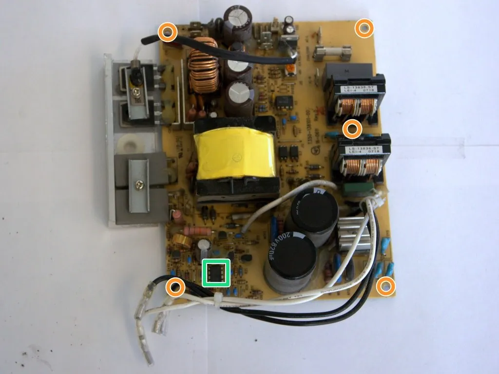 RadioShack 22-510 Switching Power Supply Teardown, извлечение платы из корпуса: шаг 6, изображение 1 из 3