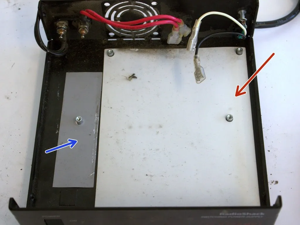RadioShack 22-510 импульсный блок питания разборка, извлечение платы из шасси: шаг 6, изображение 2 из 3