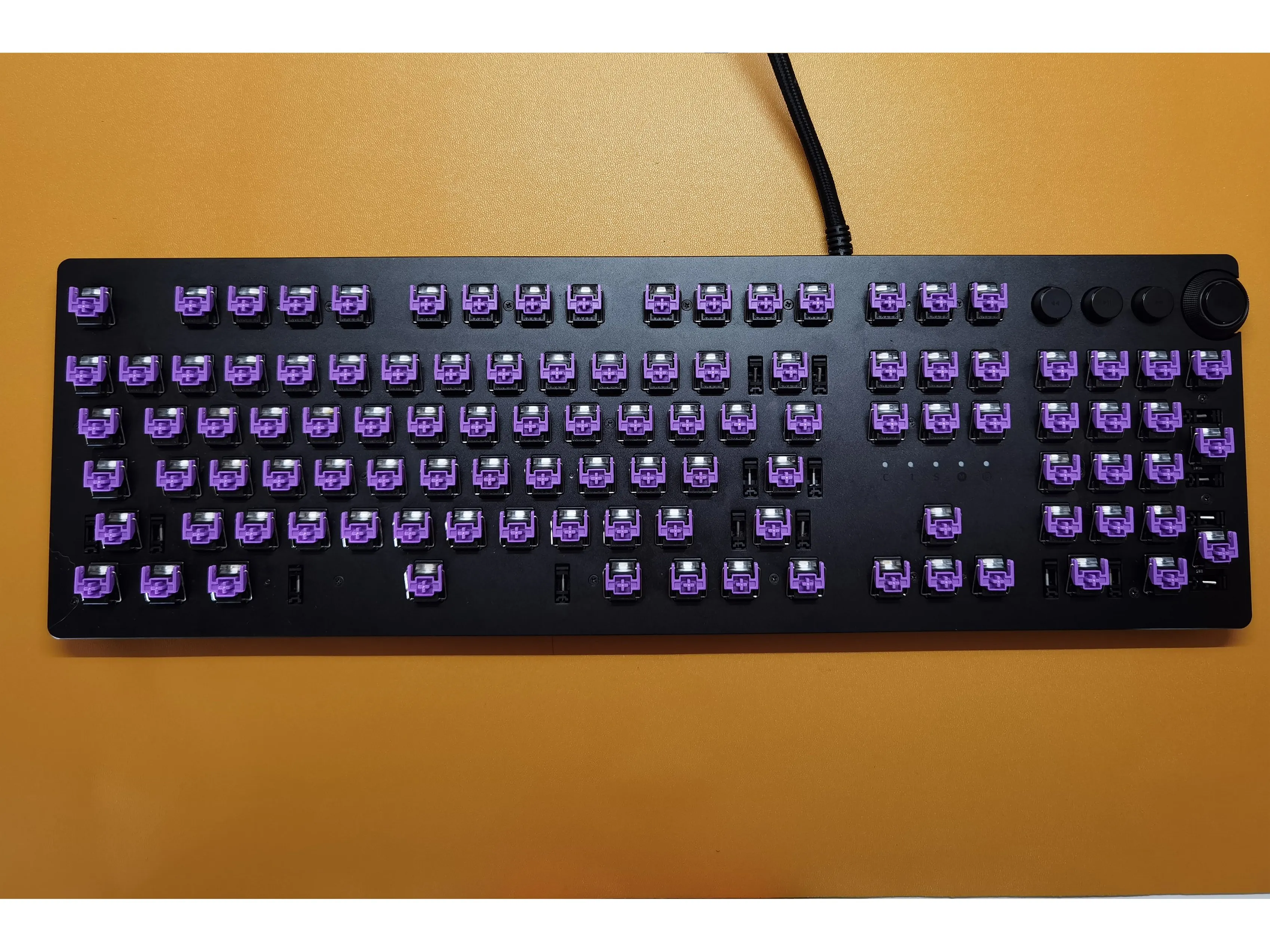 Разборка игровой клавиатуры Razer Huntsman Elite, снятие колпачков клавиш: шаг 2, изображение 1 из 1