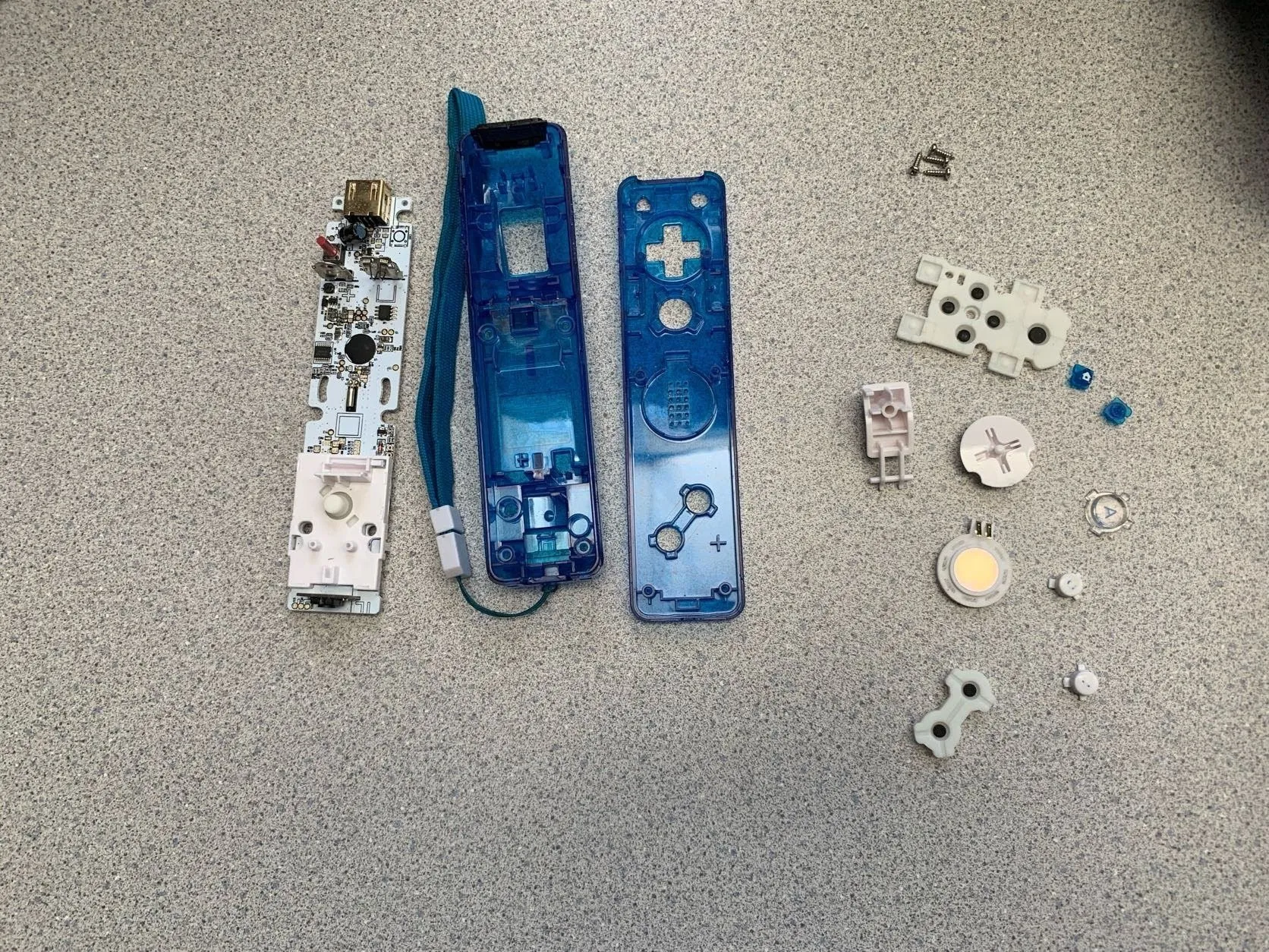 Rock Candy Remote Teardown, извлечение кнопок: шаг 4, изображение 3 из 3