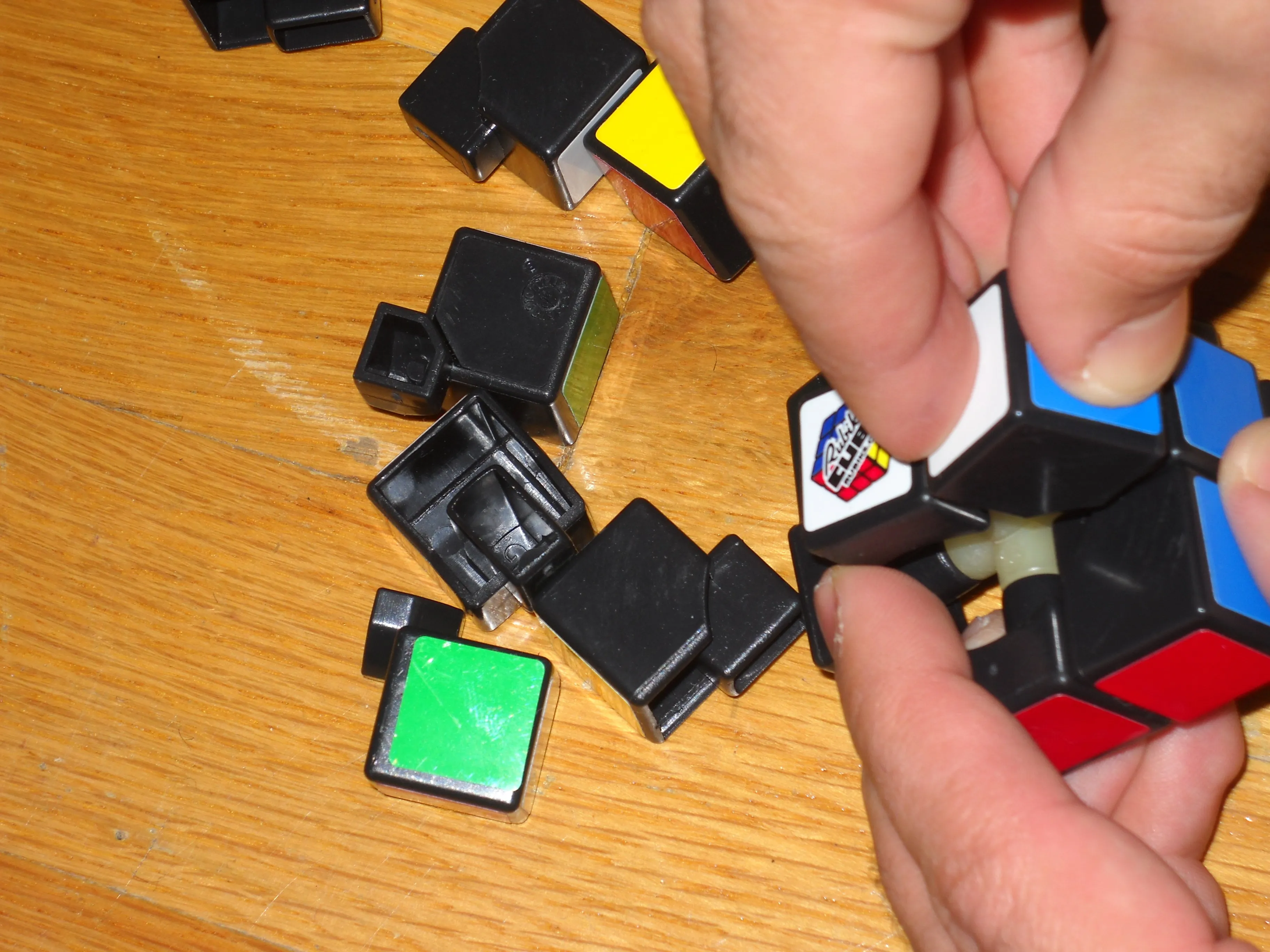 Рубик's Cube Teardown: step 3, image 1 of 2