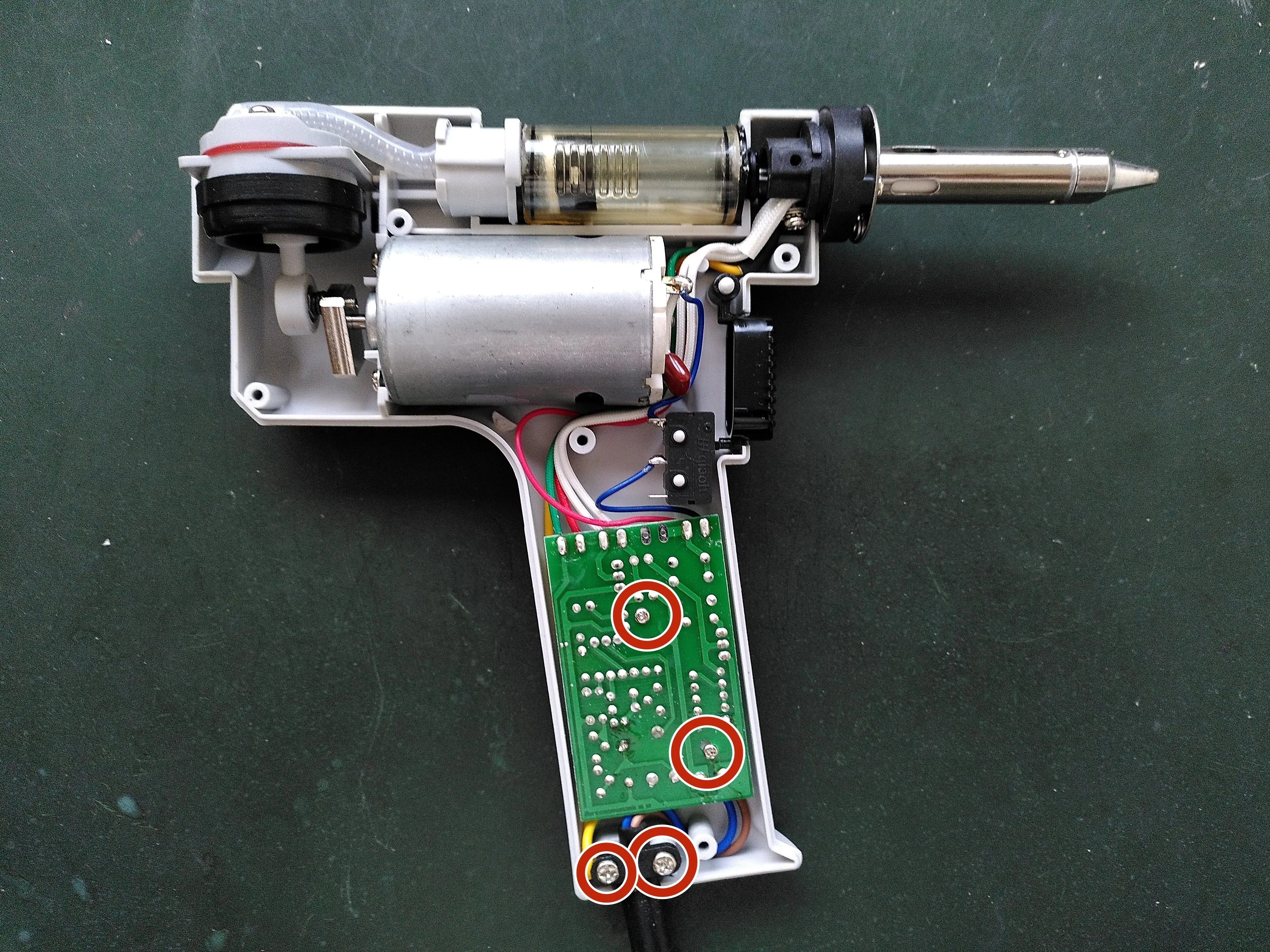 S-993A Desolder Gun Teardown, Открутите винты для печатной платы: шаг 6, изображение 1 из 1