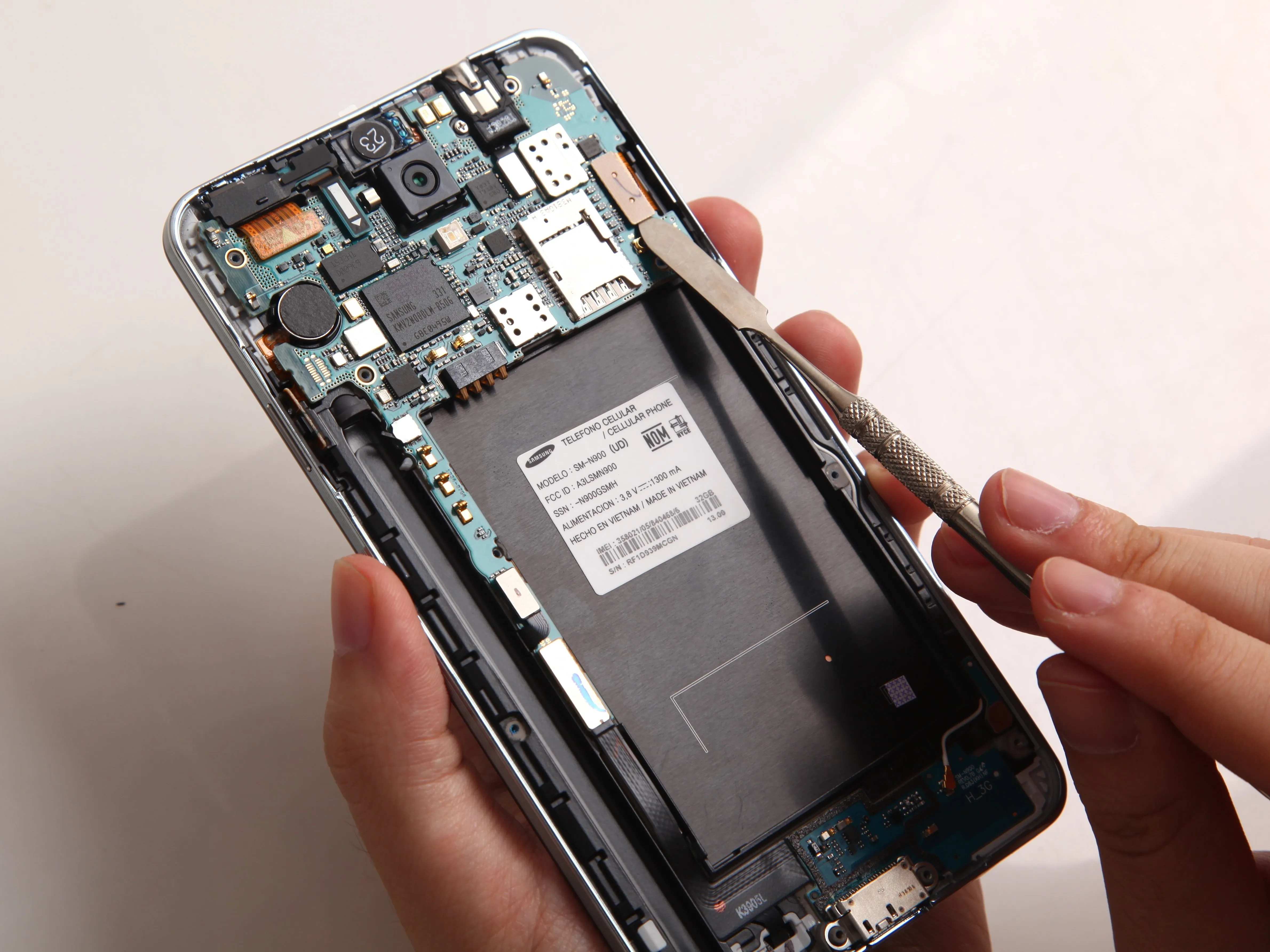 Samsung Galaxy Note 3 Teardown: шаг 4, изображение 2 из 3