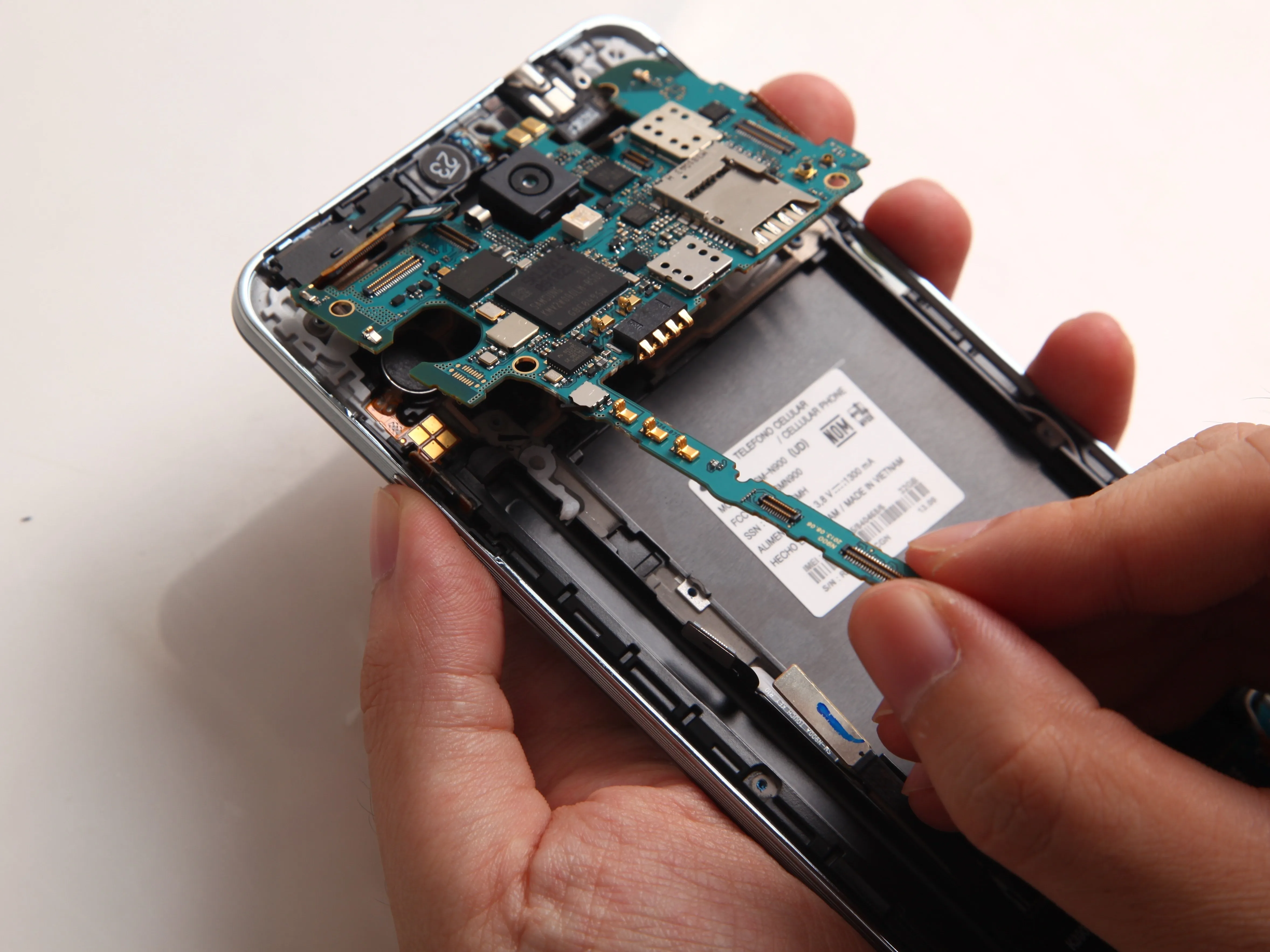 Samsung Galaxy Note 3 Teardown: шаг 4, изображение 3 из 3