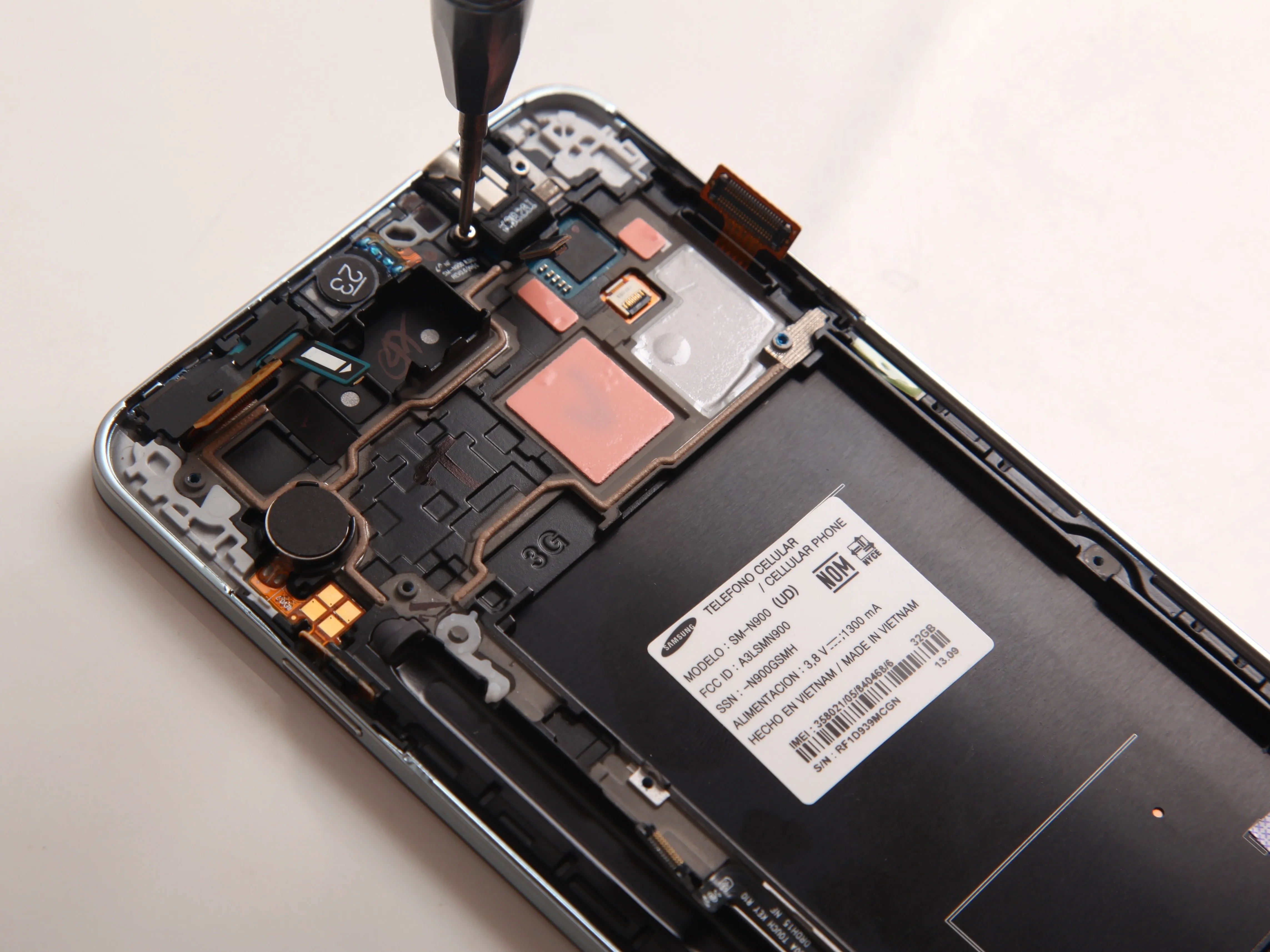 Samsung Galaxy Note 3 Teardown: шаг 8, изображение 1 из 2